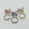 Floating Memories Medaillon, Floating Charms, Brosche Floating Medaillon, Hochzeitsmedaillon, Floating Memorys, Strass Medaillon, Hochzeit Charmes, besonderes Geschenk, Erinnerung, persönliches Schmuckstück, schwebende Kette, schwebendes Medaillon, Hochzeit, Hochzeits-Villa, Hochzeitsgeschenk, Hochzeitsschmuck, Wedding Charms, Geschenk, Geburtstagsgeschenk, Hochzeitstag, Muttertag, Geschenk für sie, Hochzeitsbrosche, Brosche für Brautstrauß