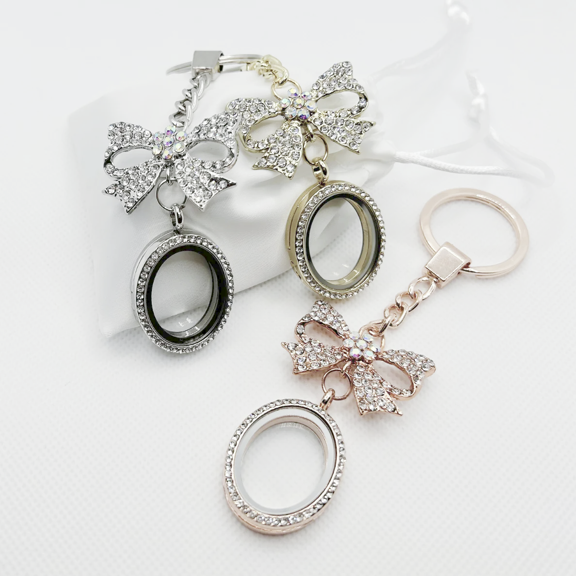 Floating Memories Medaillon, Floating Charms, Schlüsselanhänger Floating Medaillon, Hochzeitsmedaillon, Floating Memorys, Strass Medaillon, Hochzeit Charmes, besonderes Geschenk, Erinnerung, persönliches Schmuckstück, schwebende Kette, schwebendes Medaillon, Hochzeit, Hochzeits-Villa, Hochzeitsgeschenk, Hochzeitsschmuck, Wedding Charms, Geschenk, Geburtstagsgeschenk, Hochzeitstag, Muttertag, Geschenk für sie, Kristall Medaillon, Hochzeitsbrosche