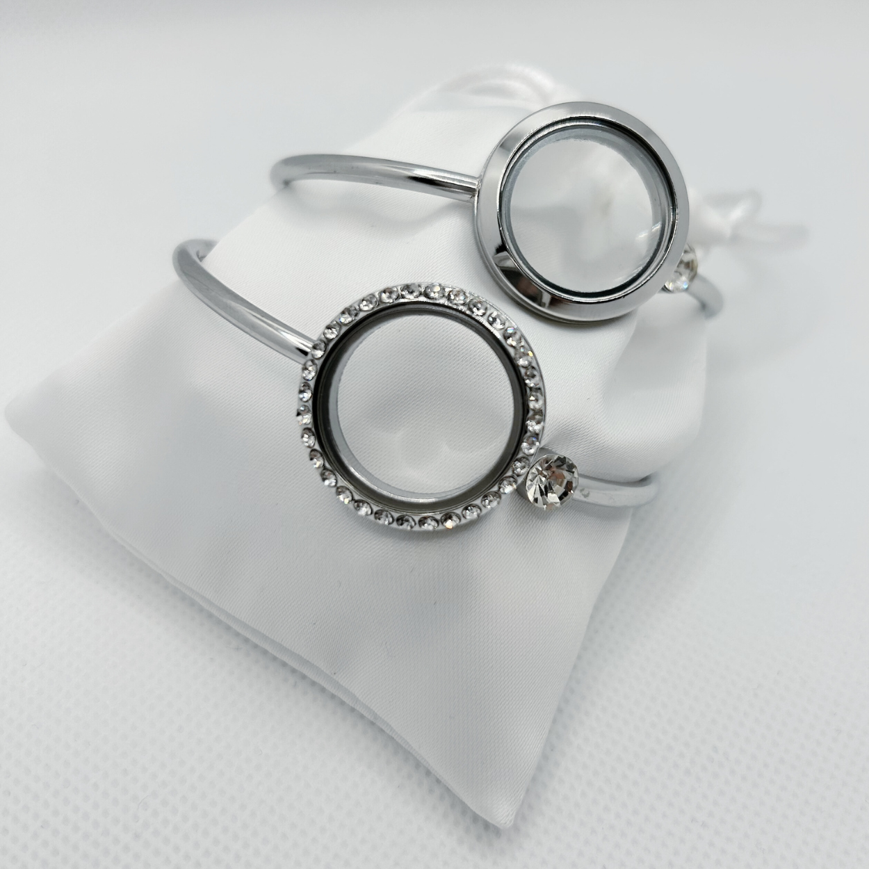 Floating Memories Medaillon, Floating Charms, Armreif Floating Medaillon, Hochzeitsmedaillon, Floating Memorys, Strass Medaillon, Hochzeit Charmes, besonderes Geschenk, Erinnerung, persönliches Schmuckstück, schwebende Kette, schwebendes Medaillon, Hochzeit, Hochzeits-Villa, Hochzeitsgeschenk, Hochzeitsschmuck, Wedding Charms, Geschenk, Geburtstagsgeschenk, Hochzeitstag, Muttertag, Geschenk für sie, Kristall Medaillon, Armband, Armkette, Armschmuck zur Hochzeit, Brautarmband, Brautarmreif, Brautschmuck