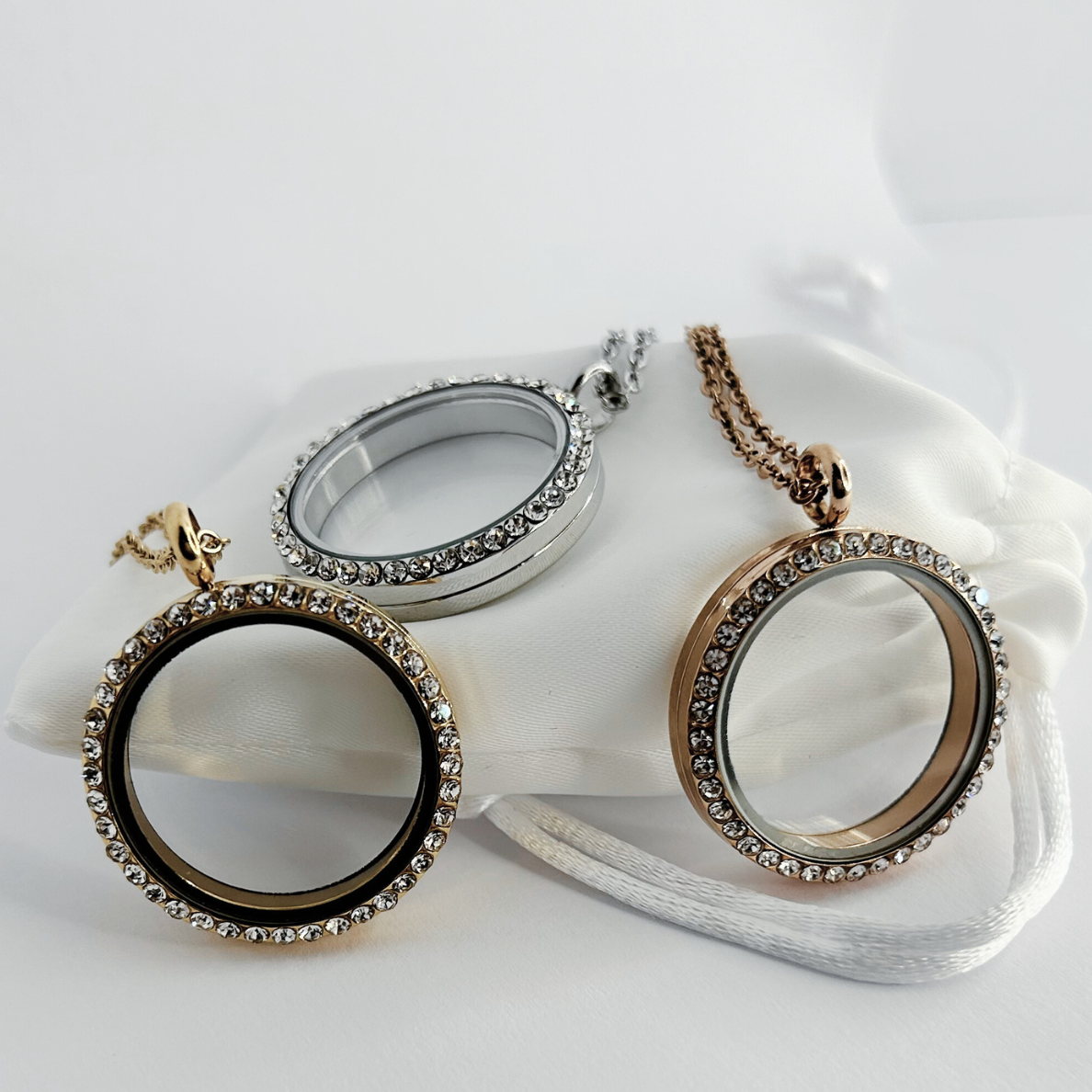 Floating Memories Medaillon, Floating Charms, Floating Medaillon, Hochzeitsmedaillon, Floating Memorys, Strass Medaillon Charms, Hochzeit Charmes, besonderes Geschenk, Erinnerung, persönliches Schmuckstück, schwebende Kette, schwebendes Medaillon, Hochzeit, Hochzeits-Villa, Hochzeitsgeschenk, Hochzeitsschmuck, Wedding Charms, Geschenk, Geburtstagsgeschenk, Hochzeitstag, Muttertag, Geschenk für sie, Kristall Medaillon