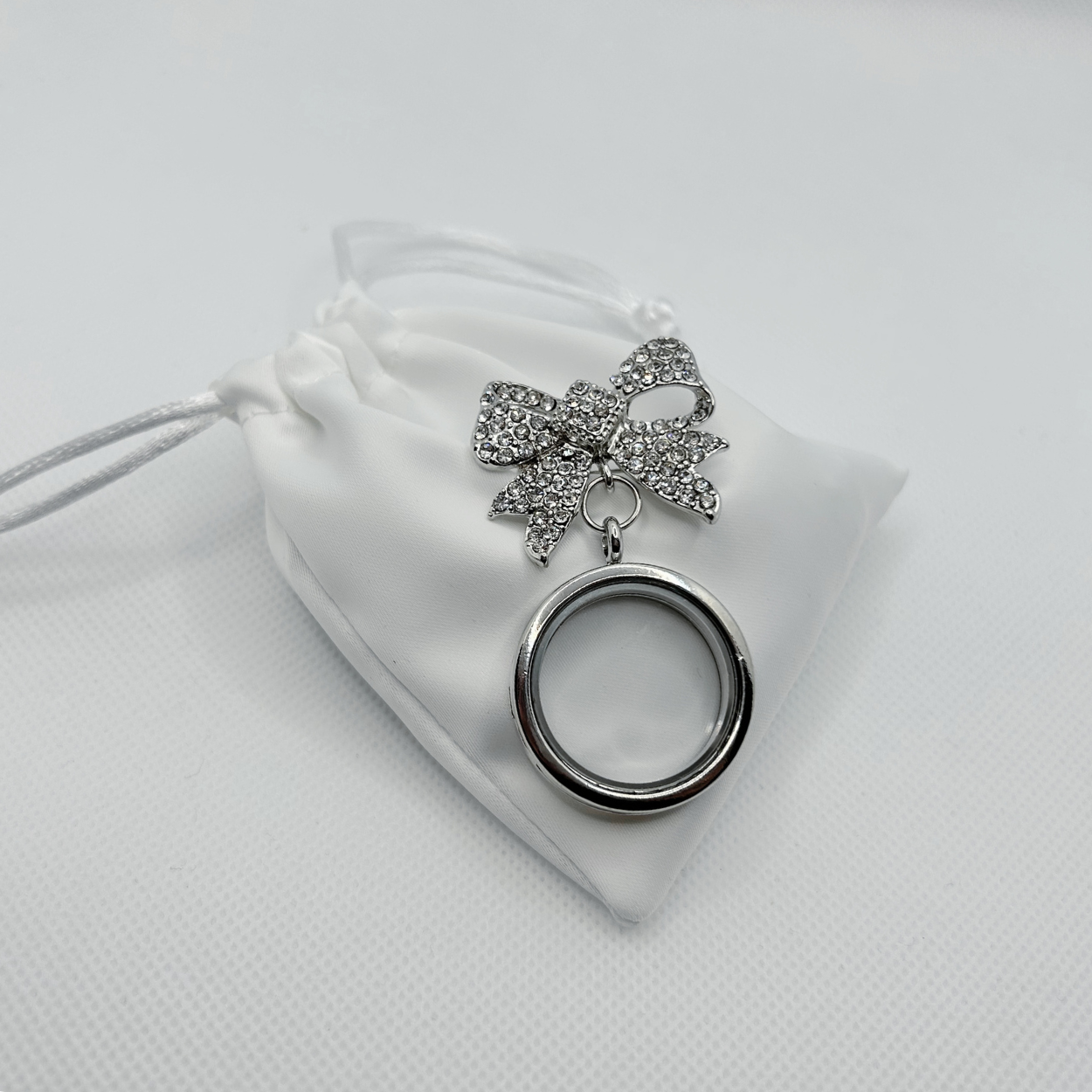 Floating Memories Medaillon, Floating Charms, Brosche Floating Medaillon, Hochzeitsmedaillon, Floating Memorys, Strass Medaillon, Hochzeit Charmes, besonderes Geschenk, Erinnerung, persönliches Schmuckstück, schwebende Kette, schwebendes Medaillon, Hochzeit, Hochzeits-Villa, Hochzeitsgeschenk, Hochzeitsschmuck, Wedding Charms, Geschenk, Geburtstagsgeschenk, Hochzeitstag, Muttertag, Geschenk für sie, Hochzeitsbrosche, Brosche für Brautstrauß
