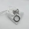Floating Memories Medaillon, Floating Charms, Brosche Floating Medaillon, Hochzeitsmedaillon, Floating Memorys, Strass Medaillon, Hochzeit Charmes, besonderes Geschenk, Erinnerung, persönliches Schmuckstück, schwebende Kette, schwebendes Medaillon, Hochzeit, Hochzeits-Villa, Hochzeitsgeschenk, Hochzeitsschmuck, Wedding Charms, Geschenk, Geburtstagsgeschenk, Hochzeitstag, Muttertag, Geschenk für sie, Hochzeitsbrosche, Brosche für Brautstrauß