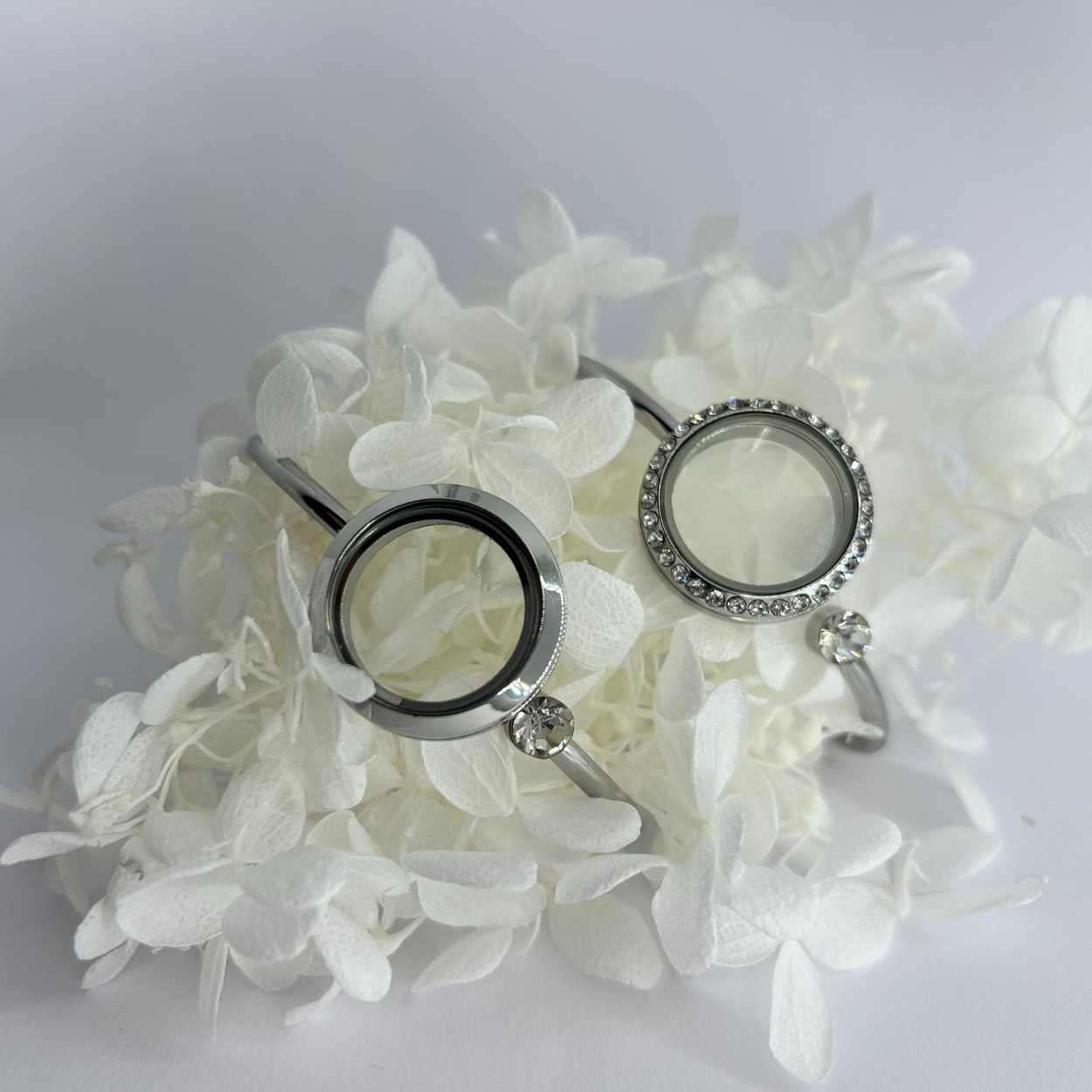 Floating Memories Medaillon, Floating Charms, Armreif Floating Medaillon, Hochzeitsmedaillon, Floating Memorys, Strass Medaillon, Hochzeit Charmes, besonderes Geschenk, Erinnerung, persönliches Schmuckstück, schwebende Kette, schwebendes Medaillon, Hochzeit, Hochzeits-Villa, Hochzeitsgeschenk, Hochzeitsschmuck, Wedding Charms, Geschenk, Geburtstagsgeschenk, Hochzeitstag, Muttertag, Geschenk für sie, Kristall Medaillon, Armband, Armkette, Armschmuck zur Hochzeit, Brautarmband, Brautarmreif, Brautschmuck