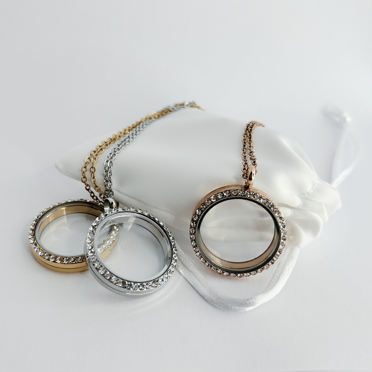 Floating Memories Medaillon, Floating Charms, Floating Medaillon, Hochzeitsmedaillon, Floating Memorys, Strass Medaillon Charms, Hochzeit Charmes, besonderes Geschenk, Erinnerung, persönliches Schmuckstück, schwebende Kette, schwebendes Medaillon, Hochzeit, Hochzeits-Villa, Hochzeitsgeschenk, Hochzeitsschmuck, Wedding Charms, Geschenk, Geburtstagsgeschenk, Hochzeitstag, Muttertag, Geschenk für sie, Kristall Medaillon