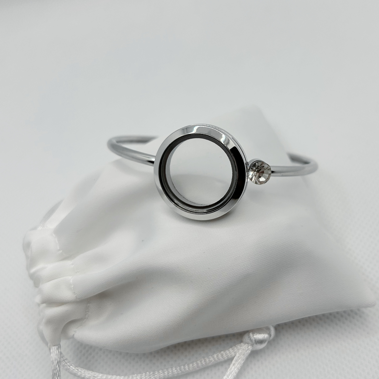 Floating Memories Medaillon, Floating Charms, Armreif Floating Medaillon, Hochzeitsmedaillon, Floating Memorys, Strass Medaillon, Hochzeit Charmes, besonderes Geschenk, Erinnerung, persönliches Schmuckstück, schwebende Kette, schwebendes Medaillon, Hochzeit, Hochzeits-Villa, Hochzeitsgeschenk, Hochzeitsschmuck, Wedding Charms, Geschenk, Geburtstagsgeschenk, Hochzeitstag, Muttertag, Geschenk für sie, Kristall Medaillon, Armband, Armkette, Armschmuck zur Hochzeit, Brautarmband, Brautarmreif, Brautschmuck