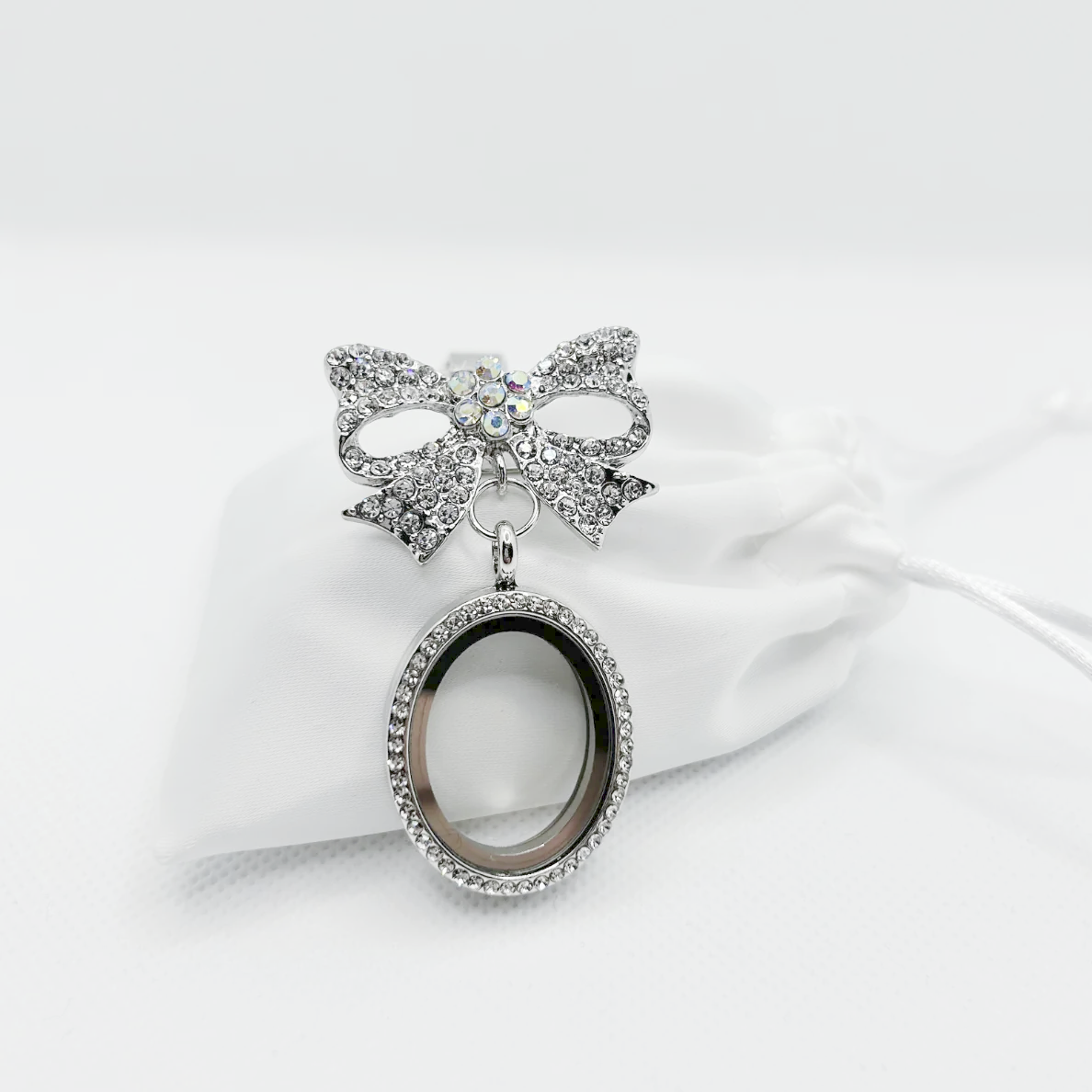 Floating Memories Medaillon, Floating Charms, Schlüsselanhänger Floating Medaillon, Hochzeitsmedaillon, Floating Memorys, Strass Medaillon, Hochzeit Charmes, besonderes Geschenk, Erinnerung, persönliches Schmuckstück, schwebende Kette, schwebendes Medaillon, Hochzeit, Hochzeits-Villa, Hochzeitsgeschenk, Hochzeitsschmuck, Wedding Charms, Geschenk, Geburtstagsgeschenk, Hochzeitstag, Muttertag, Geschenk für sie, Kristall Medaillon, Hochzeitsbrosche