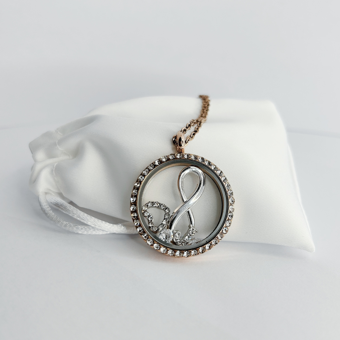 Floating Memories Medaillon, Floating Charms, Floating Medaillon, Hochzeitsmedaillon, Floating Memorys, Strass Medaillon Charms, Hochzeit Charmes, besonderes Geschenk, Erinnerung, persönliches Schmuckstück, schwebende Kette, schwebendes Medaillon, Hochzeit, Hochzeits-Villa, Hochzeitsgeschenk, Hochzeitsschmuck, Wedding Charms, Geschenk, Geburtstagsgeschenk, Hochzeitstag, Muttertag, Geschenk für sie, Kristall Medaillon