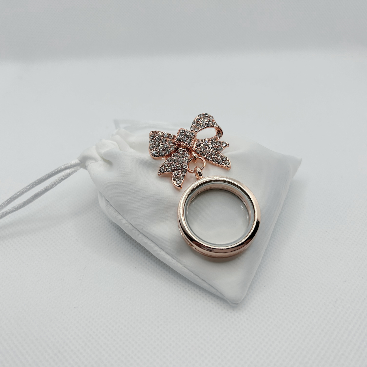 Floating Memories Medaillon, Floating Charms, Brosche Floating Medaillon, Hochzeitsmedaillon, Floating Memorys, Strass Medaillon, Hochzeit Charmes, besonderes Geschenk, Erinnerung, persönliches Schmuckstück, schwebende Kette, schwebendes Medaillon, Hochzeit, Hochzeits-Villa, Hochzeitsgeschenk, Hochzeitsschmuck, Wedding Charms, Geschenk, Geburtstagsgeschenk, Hochzeitstag, Muttertag, Geschenk für sie, Hochzeitsbrosche, Brosche für Brautstrauß