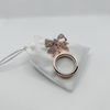 Floating Memories Medaillon, Floating Charms, Brosche Floating Medaillon, Hochzeitsmedaillon, Floating Memorys, Strass Medaillon, Hochzeit Charmes, besonderes Geschenk, Erinnerung, persönliches Schmuckstück, schwebende Kette, schwebendes Medaillon, Hochzeit, Hochzeits-Villa, Hochzeitsgeschenk, Hochzeitsschmuck, Wedding Charms, Geschenk, Geburtstagsgeschenk, Hochzeitstag, Muttertag, Geschenk für sie, Hochzeitsbrosche, Brosche für Brautstrauß
