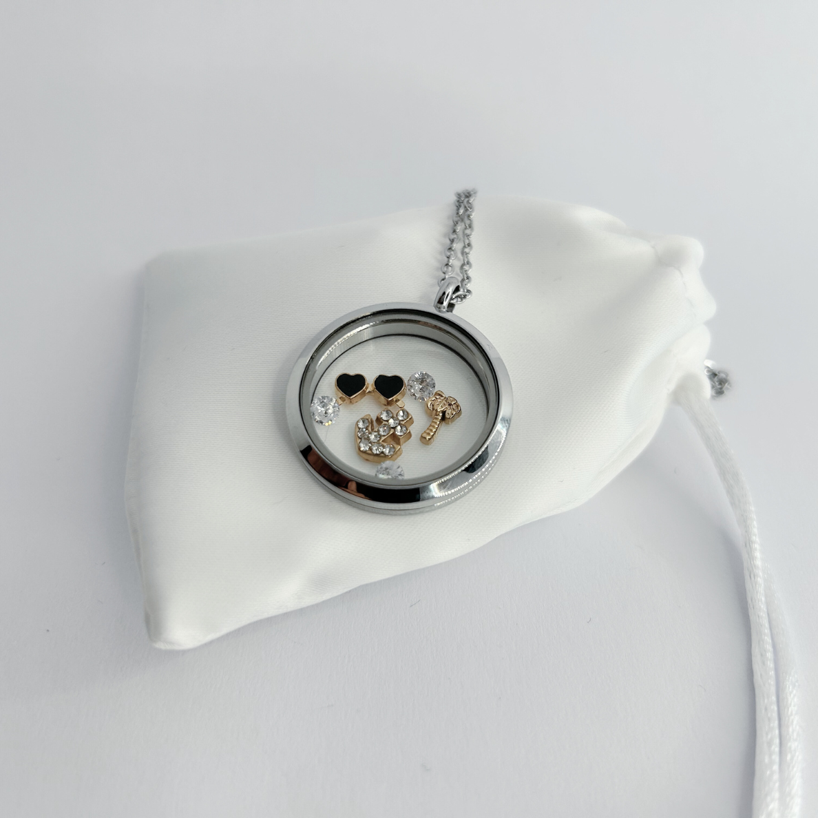 Floating Memories Medaillon, Floating Charms, Floating Medaillon, Hochzeitsmedaillon, Floating Memorys, Medaillon Charms, Hochzeit Charmes, besonderes Geschenk, Erinnerung, persönliches Schmuckstück, schwebende Kette, schwebendes Medaillon, Hochzeit, Hochzeits-Villa, Hochzeitsgeschenk, Hochzeitsschmuck, Wedding Charms, Geschenk, Geburtstagsgeschenk, Hochzeitstag, Muttertag, Geschenk für sie