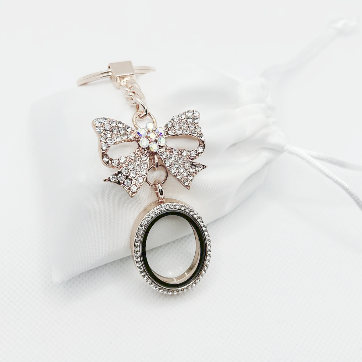 Floating Memories Medaillon, Floating Charms, Schlüsselanhänger Floating Medaillon, Hochzeitsmedaillon, Floating Memorys, Strass Medaillon, Hochzeit Charmes, besonderes Geschenk, Erinnerung, persönliches Schmuckstück, schwebende Kette, schwebendes Medaillon, Hochzeit, Hochzeits-Villa, Hochzeitsgeschenk, Hochzeitsschmuck, Wedding Charms, Geschenk, Geburtstagsgeschenk, Hochzeitstag, Muttertag, Geschenk für sie, Kristall Medaillon, Hochzeitsbrosche