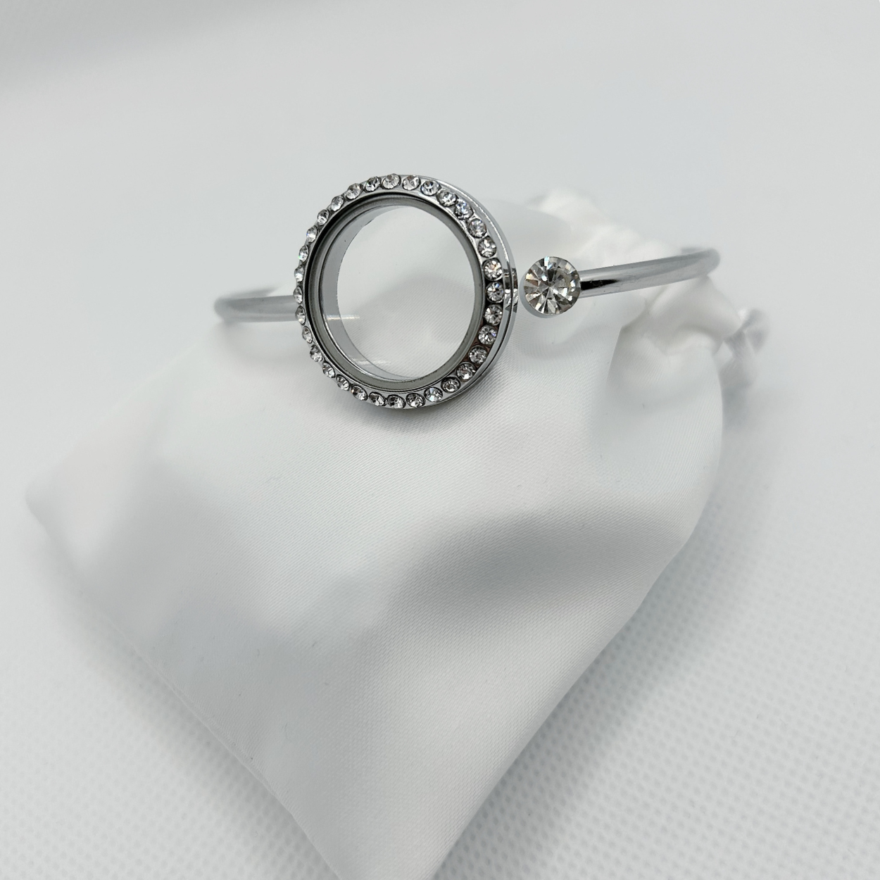 Floating Memories Medaillon, Floating Charms, Armreif Floating Medaillon, Hochzeitsmedaillon, Floating Memorys, Strass Medaillon, Hochzeit Charmes, besonderes Geschenk, Erinnerung, persönliches Schmuckstück, schwebende Kette, schwebendes Medaillon, Hochzeit, Hochzeits-Villa, Hochzeitsgeschenk, Hochzeitsschmuck, Wedding Charms, Geschenk, Geburtstagsgeschenk, Hochzeitstag, Muttertag, Geschenk für sie, Kristall Medaillon, Armband, Armkette, Armschmuck zur Hochzeit, Brautarmband, Brautarmreif, Brautschmuck