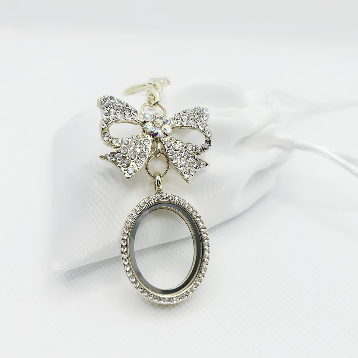 Floating Memories Medaillon, Floating Charms, Schlüsselanhänger Floating Medaillon, Hochzeitsmedaillon, Floating Memorys, Strass Medaillon, Hochzeit Charmes, besonderes Geschenk, Erinnerung, persönliches Schmuckstück, schwebende Kette, schwebendes Medaillon, Hochzeit, Hochzeits-Villa, Hochzeitsgeschenk, Hochzeitsschmuck, Wedding Charms, Geschenk, Geburtstagsgeschenk, Hochzeitstag, Muttertag, Geschenk für sie, Kristall Medaillon, Hochzeitsbrosche