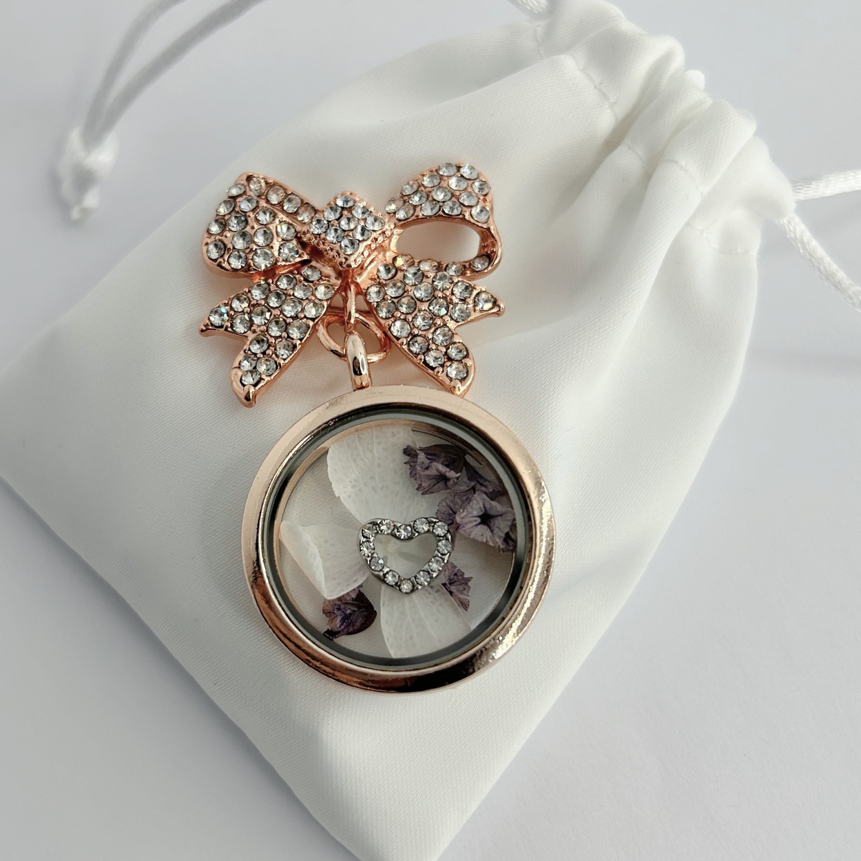 Floating Memories Medaillon, Floating Charms, Brosche Floating Medaillon, Hochzeitsmedaillon, Floating Memorys, Strass Medaillon, Hochzeit Charmes, besonderes Geschenk, Erinnerung, persönliches Schmuckstück, schwebende Kette, schwebendes Medaillon, Hochzeit, Hochzeits-Villa, Hochzeitsgeschenk, Hochzeitsschmuck, Wedding Charms, Geschenk, Geburtstagsgeschenk, Hochzeitstag, Muttertag, Geschenk für sie, Hochzeitsbrosche, Brosche für Brautstrauß
