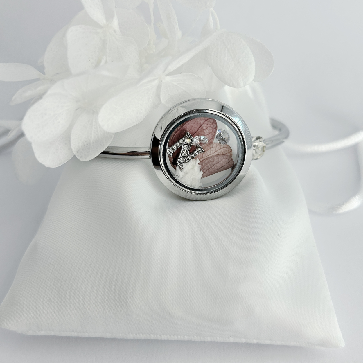 Floating Memories Medaillon, Floating Charms, Armreif Floating Medaillon, Hochzeitsmedaillon, Floating Memorys, Strass Medaillon, Hochzeit Charmes, besonderes Geschenk, Erinnerung, persönliches Schmuckstück, schwebende Kette, schwebendes Medaillon, Hochzeit, Hochzeits-Villa, Hochzeitsgeschenk, Hochzeitsschmuck, Wedding Charms, Geschenk, Geburtstagsgeschenk, Hochzeitstag, Muttertag, Geschenk für sie, Kristall Medaillon, Armband, Armkette, Armschmuck zur Hochzeit, Brautarmband, Brautarmreif, Brautschmuck