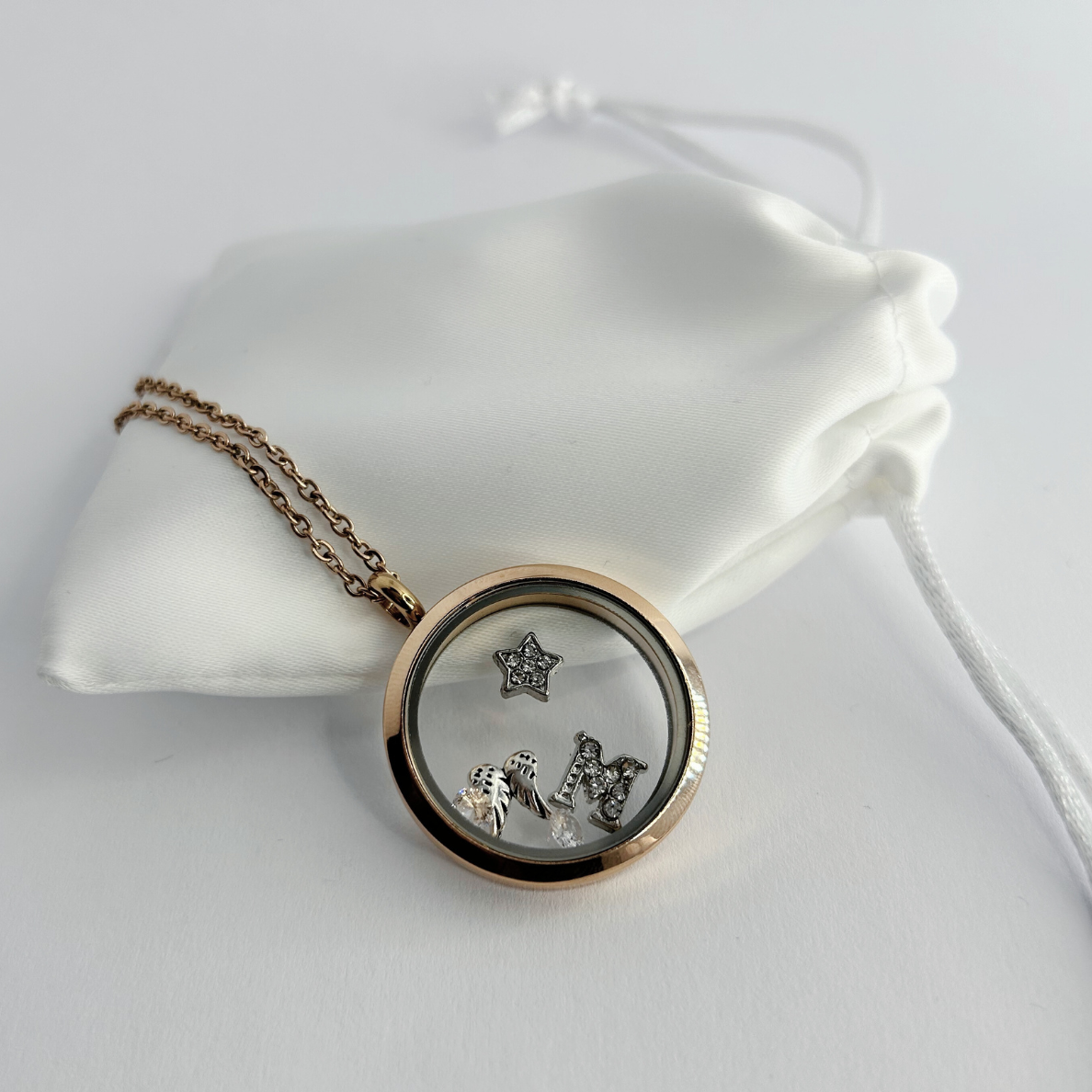 Floating Memories Medaillon, Floating Charms, Floating Medaillon, Hochzeitsmedaillon, Floating Memorys, Medaillon Charms, Hochzeit Charmes, besonderes Geschenk, Erinnerung, persönliches Schmuckstück, schwebende Kette, schwebendes Medaillon, Hochzeit, Hochzeits-Villa, Hochzeitsgeschenk, Hochzeitsschmuck, Wedding Charms, Geschenk, Geburtstagsgeschenk, Hochzeitstag, Muttertag, Geschenk für sie