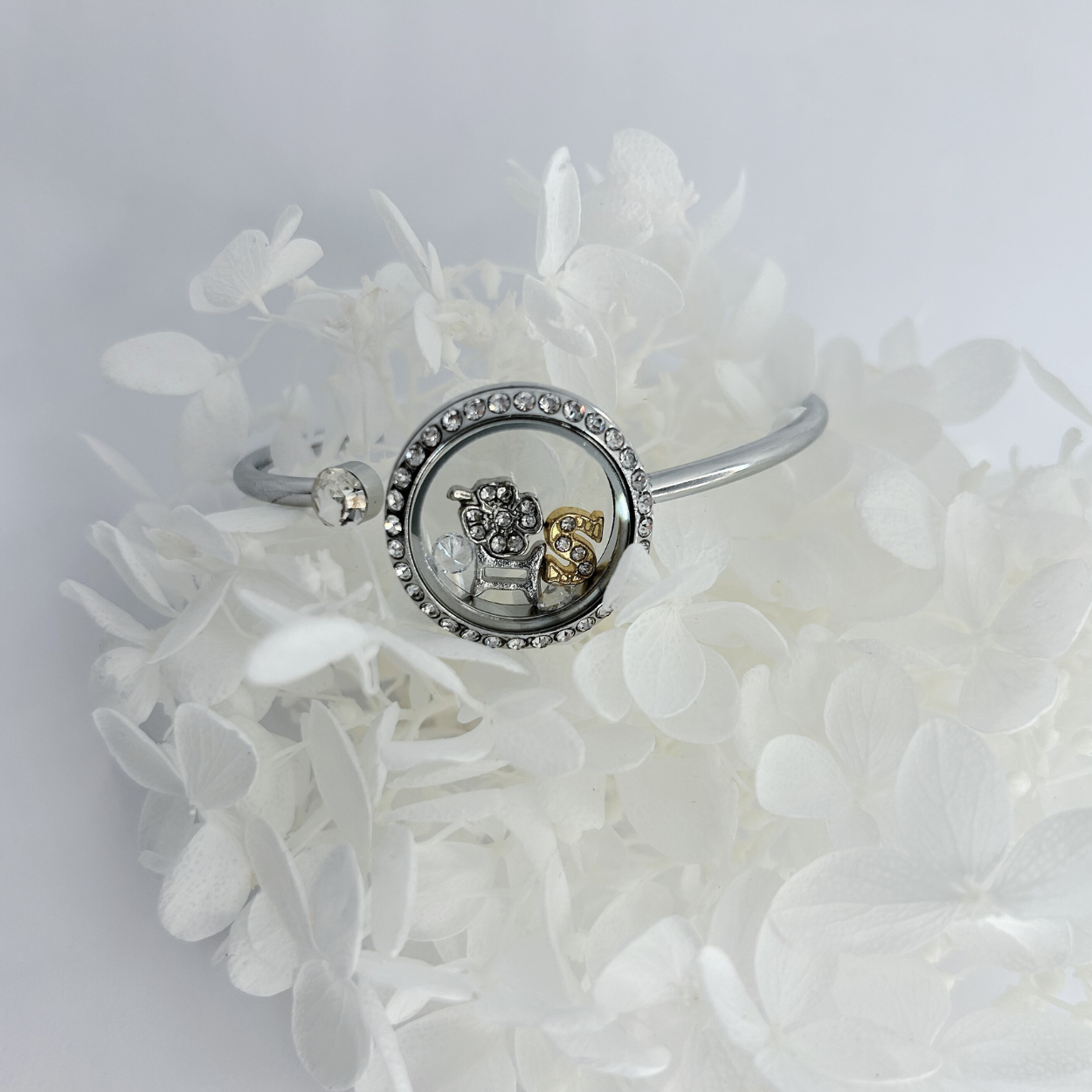 Floating Memories Medaillon, Floating Charms, Armreif Floating Medaillon, Hochzeitsmedaillon, Floating Memorys, Strass Medaillon, Hochzeit Charmes, besonderes Geschenk, Erinnerung, persönliches Schmuckstück, schwebende Kette, schwebendes Medaillon, Hochzeit, Hochzeits-Villa, Hochzeitsgeschenk, Hochzeitsschmuck, Wedding Charms, Geschenk, Geburtstagsgeschenk, Hochzeitstag, Muttertag, Geschenk für sie, Kristall Medaillon, Armband, Armkette, Armschmuck zur Hochzeit, Brautarmband, Brautarmreif, Brautschmuck