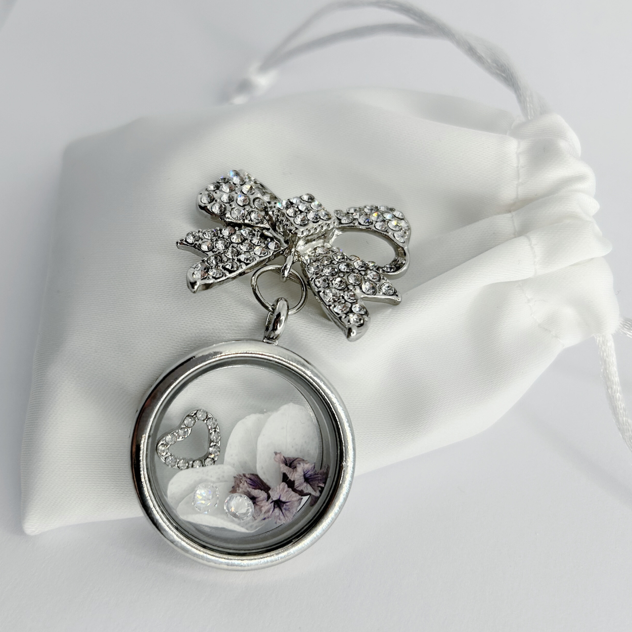 Floating Memories Medaillon, Floating Charms, Brosche Floating Medaillon, Hochzeitsmedaillon, Floating Memorys, Strass Medaillon, Hochzeit Charmes, besonderes Geschenk, Erinnerung, persönliches Schmuckstück, schwebende Kette, schwebendes Medaillon, Hochzeit, Hochzeits-Villa, Hochzeitsgeschenk, Hochzeitsschmuck, Wedding Charms, Geschenk, Geburtstagsgeschenk, Hochzeitstag, Muttertag, Geschenk für sie, Hochzeitsbrosche, Brosche für Brautstrauß