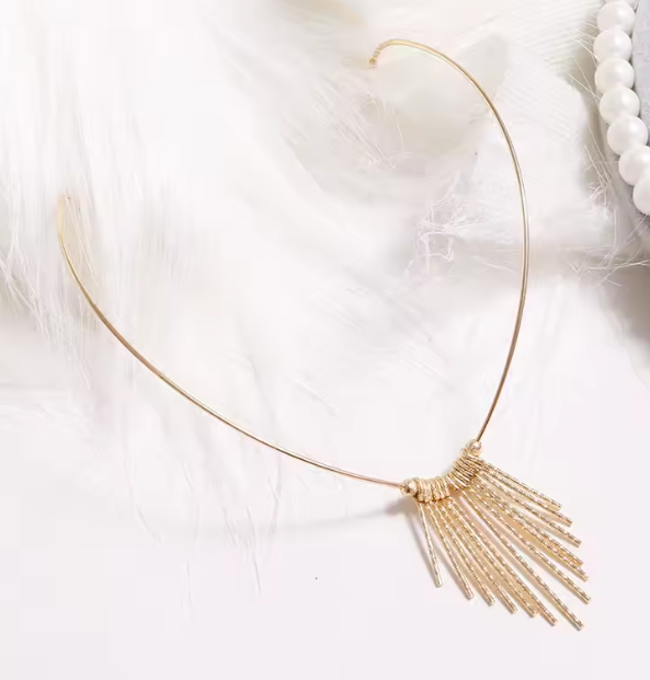 #Hochzeit2025

#BackHeadband

#WeddingHairTrend

#HandmadeHairpiece

#MinimalBridalLook

#HairJewelryBride

#ZarterHaarschmuck