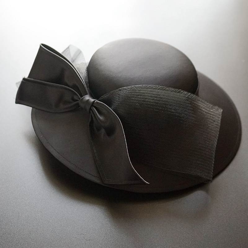 Brauthut, Brautkleid Accessoires, Hochzeits-Villa, Brautaccessoire, Hochzeitsaccessoire, Braut, Hochzeit, das gewisse etwas,  Vintage, Vintage Hochzeit, elegante Braut, alternative zum Schleier, Hut mit schleife, weißer Hut, schwarzer Hut, schwarze Brautaccessoires