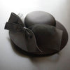 Brauthut, Brautkleid Accessoires, Hochzeits-Villa, Brautaccessoire, Hochzeitsaccessoire, Braut, Hochzeit, das gewisse etwas,  Vintage, Vintage Hochzeit, elegante Braut, alternative zum Schleier, Hut mit schleife, weißer Hut, schwarzer Hut, schwarze Brautaccessoires