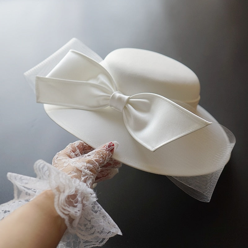 Brauthut, Brautkleid Accessoires, Hochzeits-Villa, Brautaccessoire, Hochzeitsaccessoire, Braut, Hochzeit, das gewisse etwas,  Vintage, Vintage Hochzeit, elegante Braut, alternative zum Schleier, Hut mit schleife, weißer Hut, schwarzer Hut, schwarze Brautaccessoires