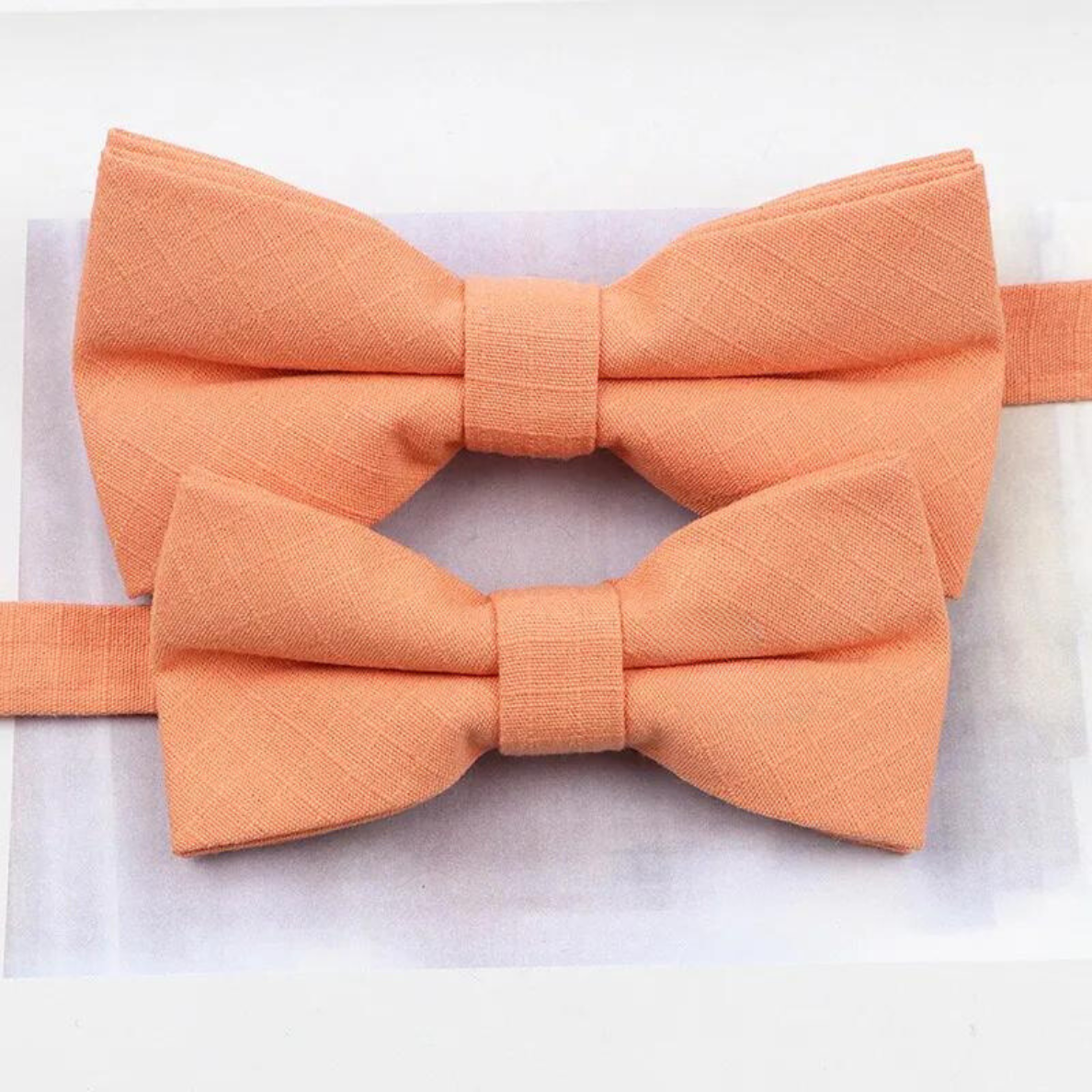Hochzeits outfit, Bräutigam outfit, Partnerlook Hochzeit, Hochzeit, Hochzeits-Villa, Bräutigam Accessoires, Accessoires für Ihn, Fliegen, Farbenfrohe Hochzeit, Outfit für ihn, Hochzeitsgast Outfit für ihn, Fliegen aus Baumwolle, Accessoires die zusammenpassen, passende Accessoires für ihn, Bunte Hochzeit, Krawattenfliegen, Vater Sohn Outfit, Vater und Sohn Partnerlook