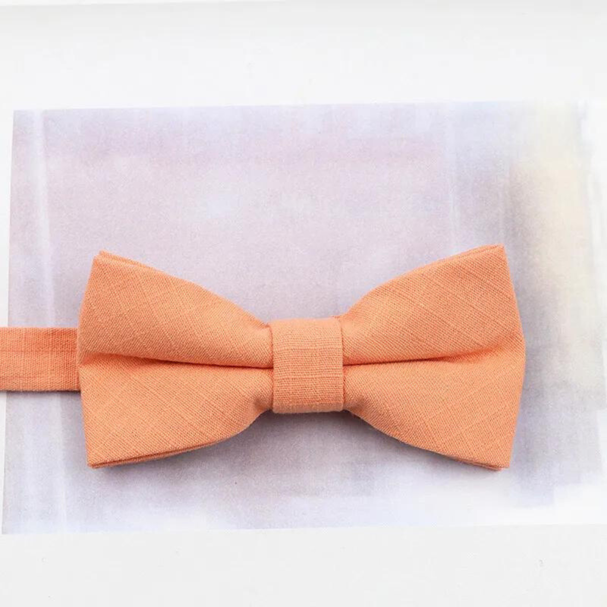 Hochzeits outfit, Bräutigam outfit, Partnerlook Hochzeit, Hochzeit, Hochzeits-Villa, Bräutigam Accessoires, Accessoires für Ihn, Fliegen, Farbenfrohe Hochzeit, Outfit für ihn, Hochzeitsgast Outfit für ihn, Fliegen aus Baumwolle, Accessoires die zusammenpassen, passende Accessoires für ihn, Bunte Hochzeit, Krawattenfliegen, Vater Sohn Outfit, Vater und Sohn Partnerlook