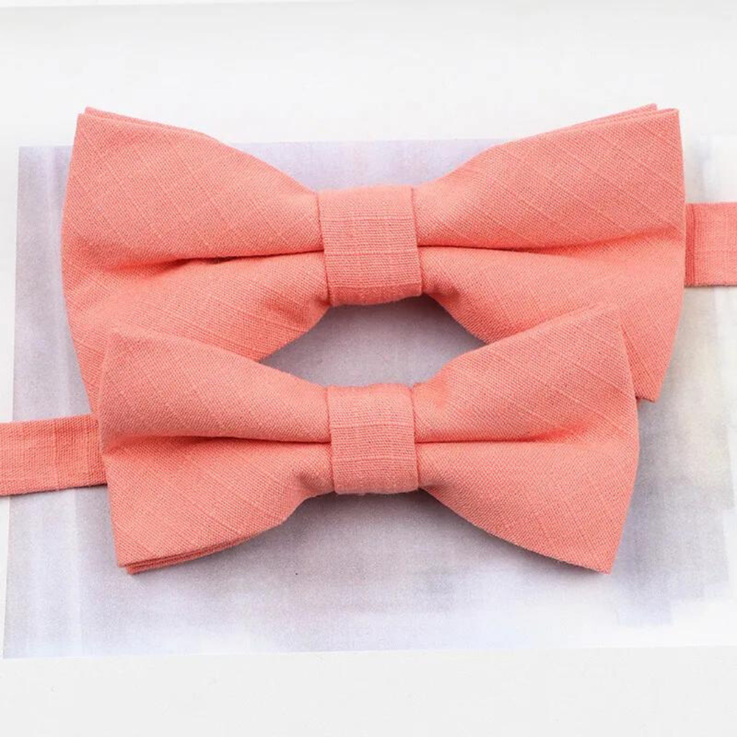 Hochzeits outfit, Bräutigam outfit, Partnerlook Hochzeit, Hochzeit, Hochzeits-Villa, Bräutigam Accessoires, Accessoires für Ihn, Fliegen, Farbenfrohe Hochzeit, Outfit für ihn, Hochzeitsgast Outfit für ihn, Fliegen aus Baumwolle, Accessoires die zusammenpassen, passende Accessoires für ihn, Bunte Hochzeit, Krawattenfliegen, Vater Sohn Outfit, Vater und Sohn Partnerlook