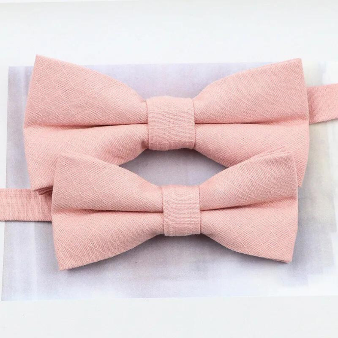 Hochzeits outfit, Bräutigam outfit, Partnerlook Hochzeit, Hochzeit, Hochzeits-Villa, Bräutigam Accessoires, Accessoires für Ihn, Fliegen, Farbenfrohe Hochzeit, Outfit für ihn, Hochzeitsgast Outfit für ihn, Fliegen aus Baumwolle, Accessoires die zusammenpassen, passende Accessoires für ihn, Bunte Hochzeit, Krawattenfliegen, Vater Sohn Outfit, Vater und Sohn Partnerlook