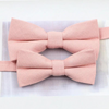 Hochzeits outfit, Bräutigam outfit, Partnerlook Hochzeit, Hochzeit, Hochzeits-Villa, Bräutigam Accessoires, Accessoires für Ihn, Fliegen, Farbenfrohe Hochzeit, Outfit für ihn, Hochzeitsgast Outfit für ihn, Fliegen aus Baumwolle, Accessoires die zusammenpassen, passende Accessoires für ihn, Bunte Hochzeit, Krawattenfliegen, Vater Sohn Outfit, Vater und Sohn Partnerlook