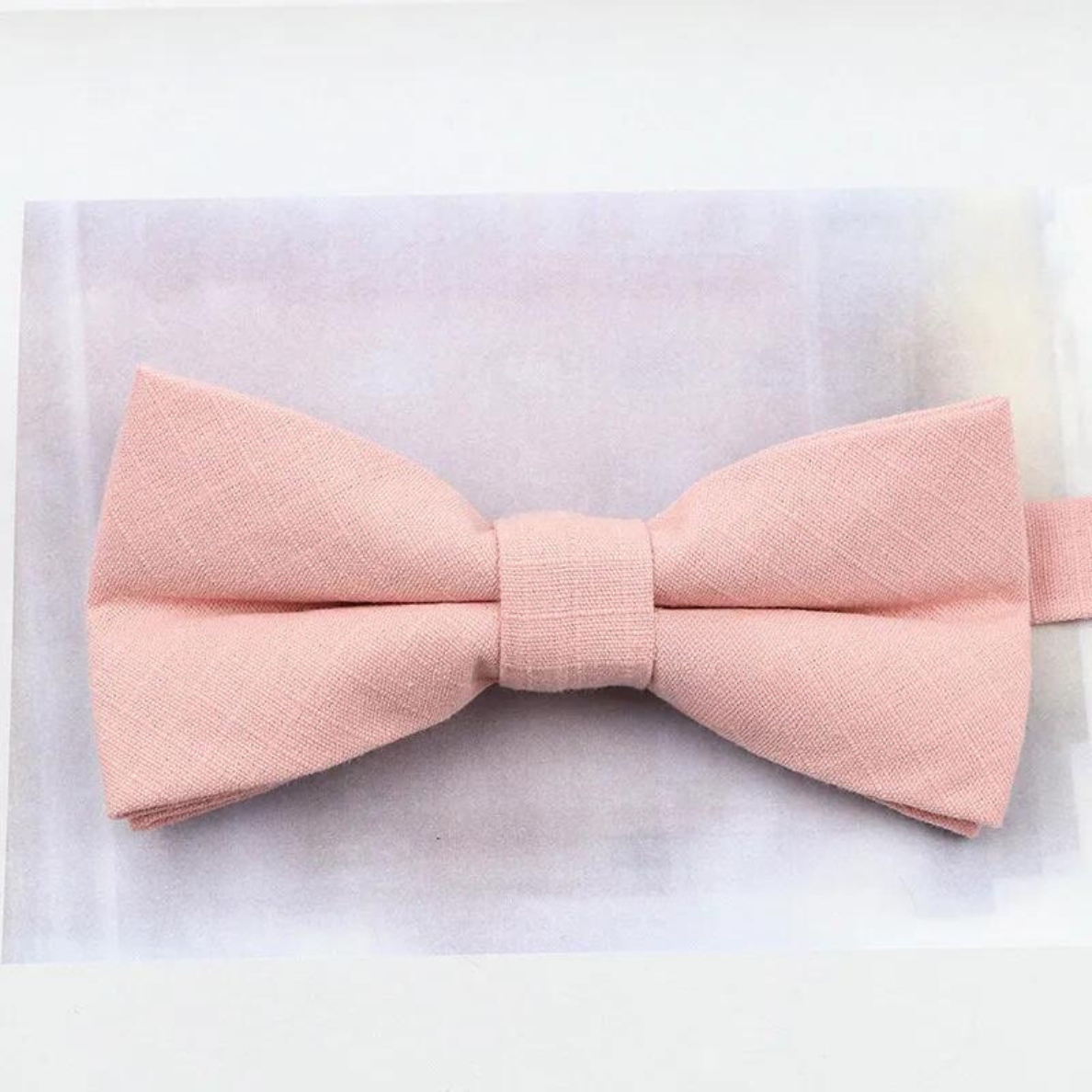 Hochzeits outfit, Bräutigam outfit, Partnerlook Hochzeit, Hochzeit, Hochzeits-Villa, Bräutigam Accessoires, Accessoires für Ihn, Fliegen, Farbenfrohe Hochzeit, Outfit für ihn, Hochzeitsgast Outfit für ihn, Fliegen aus Baumwolle, Accessoires die zusammenpassen, passende Accessoires für ihn, Bunte Hochzeit, Krawattenfliegen, Vater Sohn Outfit, Vater und Sohn Partnerlook