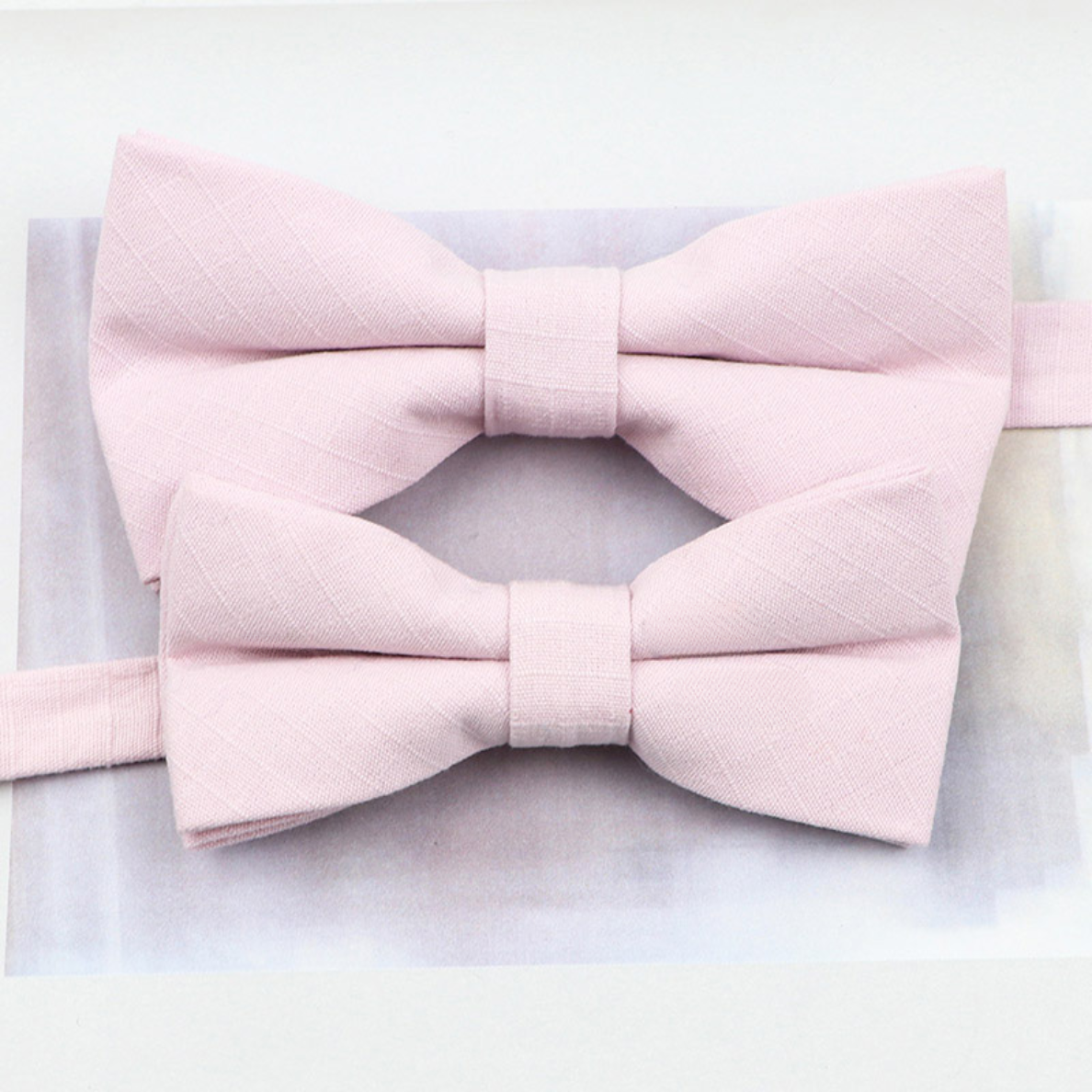 Hochzeits outfit, Bräutigam outfit, Partnerlook Hochzeit, Hochzeit, Hochzeits-Villa, Bräutigam Accessoires, Accessoires für Ihn, Fliegen, Farbenfrohe Hochzeit, Outfit für ihn, Hochzeitsgast Outfit für ihn, Fliegen aus Baumwolle, Accessoires die zusammenpassen, passende Accessoires für ihn, Bunte Hochzeit, Krawattenfliegen, Vater Sohn Outfit, Vater und Sohn Partnerlook