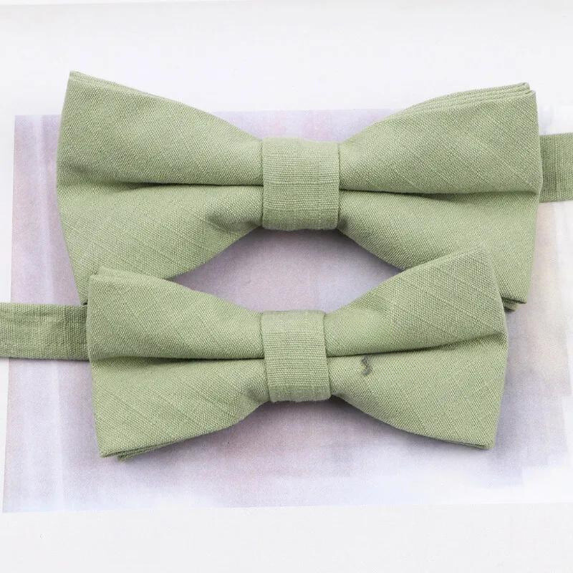 Hochzeits outfit, Bräutigam outfit, Partnerlook Hochzeit, Hochzeit, Hochzeits-Villa, Bräutigam Accessoires, Accessoires für Ihn, Fliegen, Farbenfrohe Hochzeit, Outfit für ihn, Hochzeitsgast Outfit für ihn, Fliegen aus Baumwolle, Accessoires die zusammenpassen, passende Accessoires für ihn, Bunte Hochzeit, Krawattenfliegen, Vater Sohn Outfit, Vater und Sohn Partnerlook