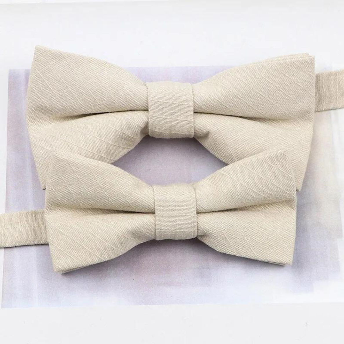 Hochzeits outfit, Bräutigam outfit, Partnerlook Hochzeit, Hochzeit, Hochzeits-Villa, Bräutigam Accessoires, Accessoires für Ihn, Fliegen, Farbenfrohe Hochzeit, Outfit für ihn, Hochzeitsgast Outfit für ihn, Fliegen aus Baumwolle, Accessoires die zusammenpassen, passende Accessoires für ihn, Bunte Hochzeit, Krawattenfliegen, Vater Sohn Outfit, Vater und Sohn Partnerlook