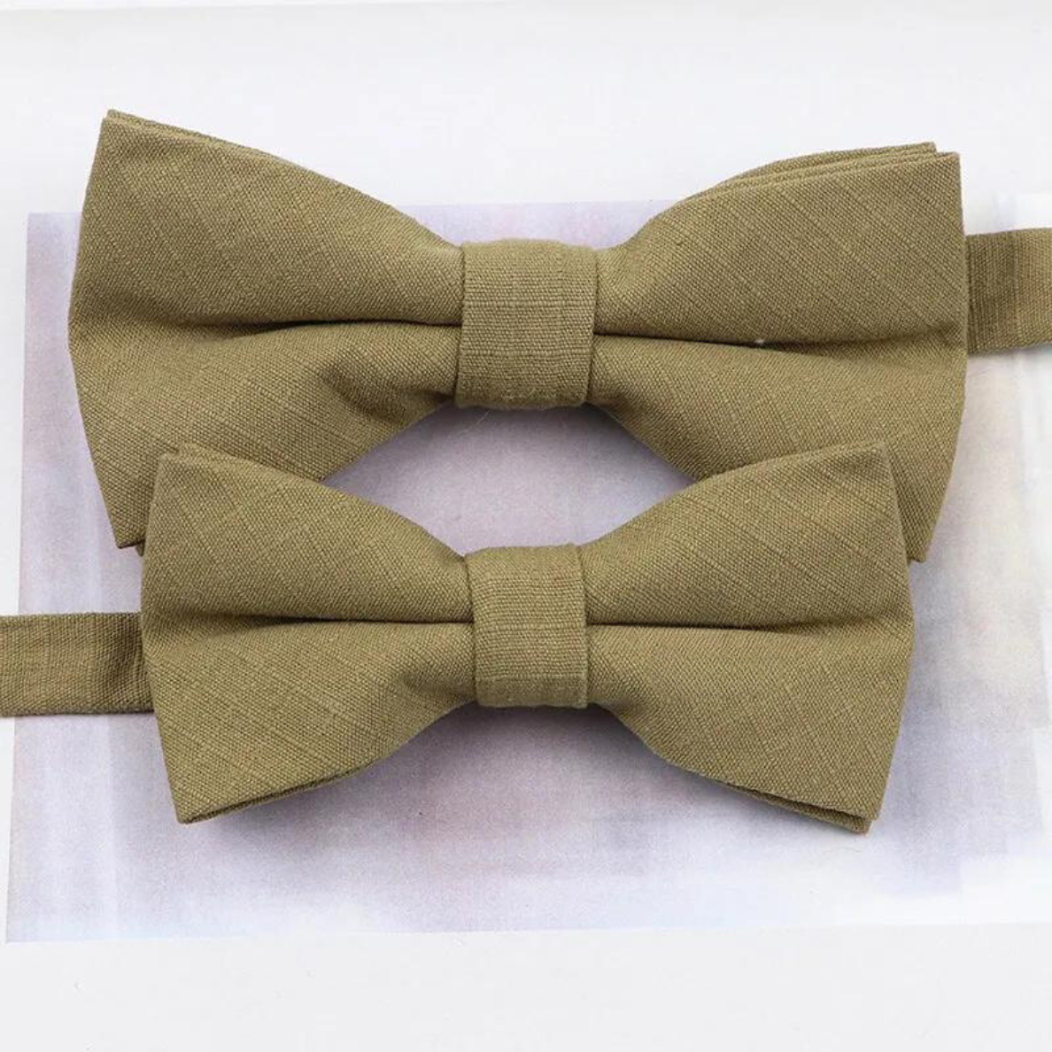Hochzeits outfit, Bräutigam outfit, Partnerlook Hochzeit, Hochzeit, Hochzeits-Villa, Bräutigam Accessoires, Accessoires für Ihn, Fliegen, Farbenfrohe Hochzeit, Outfit für ihn, Hochzeitsgast Outfit für ihn, Fliegen aus Baumwolle, Accessoires die zusammenpassen, passende Accessoires für ihn, Bunte Hochzeit, Krawattenfliegen, Vater Sohn Outfit, Vater und Sohn Partnerlook