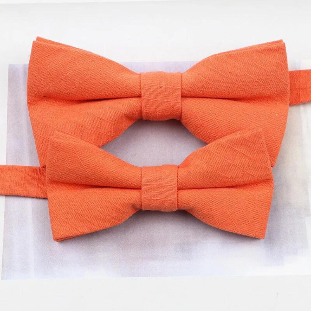 Hochzeits outfit, Bräutigam outfit, Partnerlook Hochzeit, Hochzeit, Hochzeits-Villa, Bräutigam Accessoires, Accessoires für Ihn, Fliegen, Farbenfrohe Hochzeit, Outfit für ihn, Hochzeitsgast Outfit für ihn, Fliegen aus Baumwolle, Accessoires die zusammenpassen, passende Accessoires für ihn, Bunte Hochzeit, Krawattenfliegen, Vater Sohn Outfit, Vater und Sohn Partnerlook