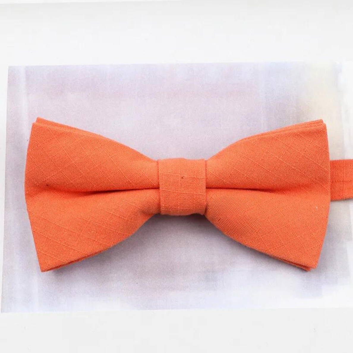 Hochzeits outfit, Bräutigam outfit, Partnerlook Hochzeit, Hochzeit, Hochzeits-Villa, Bräutigam Accessoires, Accessoires für Ihn, Fliegen, Farbenfrohe Hochzeit, Outfit für ihn, Hochzeitsgast Outfit für ihn, Fliegen aus Baumwolle, Accessoires die zusammenpassen, passende Accessoires für ihn, Bunte Hochzeit, Krawattenfliegen, Vater Sohn Outfit, Vater und Sohn Partnerlook