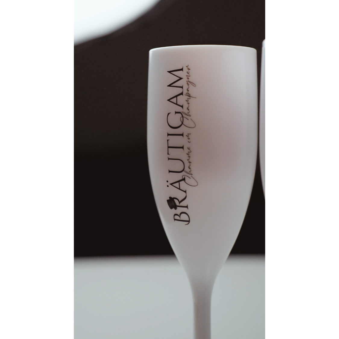 Sektglas, Hochzeitsgeschenk, Sektflöte, Sektkelch, personalisiertes Sektglas, Mehrweg Glas, Bruchsicheres Sektglas, Champagnerglas, Stielglas, Hochzeitsgläser, Weiße Sektgläser, bedruckte Gläser, JGA Gläser, Partygläser, Strand, Junggesellinnenabschied, Hochzeit, Geburtstag, Geeschenk für Brautpaare, Outdoorgläser, Gläser mit Namen, Hochzeits Villa,Kunststoff Sektglas, Gastgeschenk