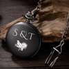 Taschenuhr mit Gravur, personalisierte Uhr, Herrenuhr mit Gravur, Bräutigam Geschenk, Trauzeugen Geschenk, Hochzeitsgeschenk für Ihn, Uhr mit Gravur, personalisiertes Geschenk, Grooms, Hochzeits-Villa, Accessoires für Ihn, Best Man,  Herrenschmuck, Geschenkeset, Schmuck für Ihn, Armband für Ihn, Hochzeitstag, Geschenk Hochzeitstag, Geschenk für ihn, Personalisierte Taschenuhr schwarz, mattes schwarz, Männergeschenk, Geschenk Brautvater