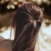 Haarreif für den Hinterkopf

Braut Haarschmuck hinten

Rückseitiger Haarreif

Hochzeit Haarschmuck Trend

filigraner Haarreif Hochzeit

leichter Haarschmuck Braut

eleganter Haarschmuck modern

romantischer Haarreif