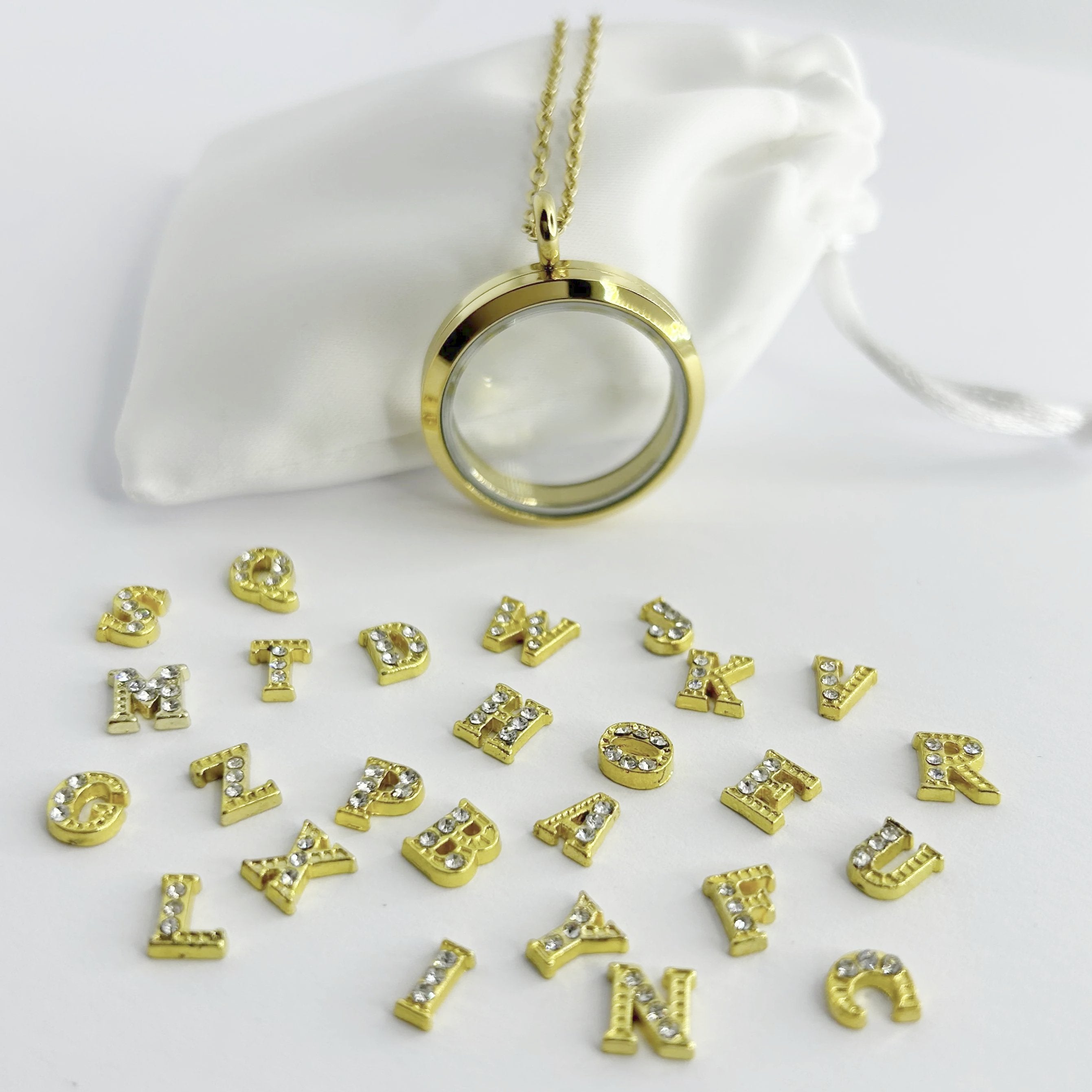 Floating Memories Medaillon, Floating Charms, Floating Medaillon, Hochzeitsmedaillon, Floating Memorys, Buchstaben Charms, ABC Charms, Alphabet Charms, Charmes, besonderes Geschenk, Erinnerung, persönliches Schmuckstück, schwebende Kette, schwebendes Medaillon, Hochzeit, Hochzeits-Villa, Hochzeitsgeschenk, Hochzeitsschmuck,