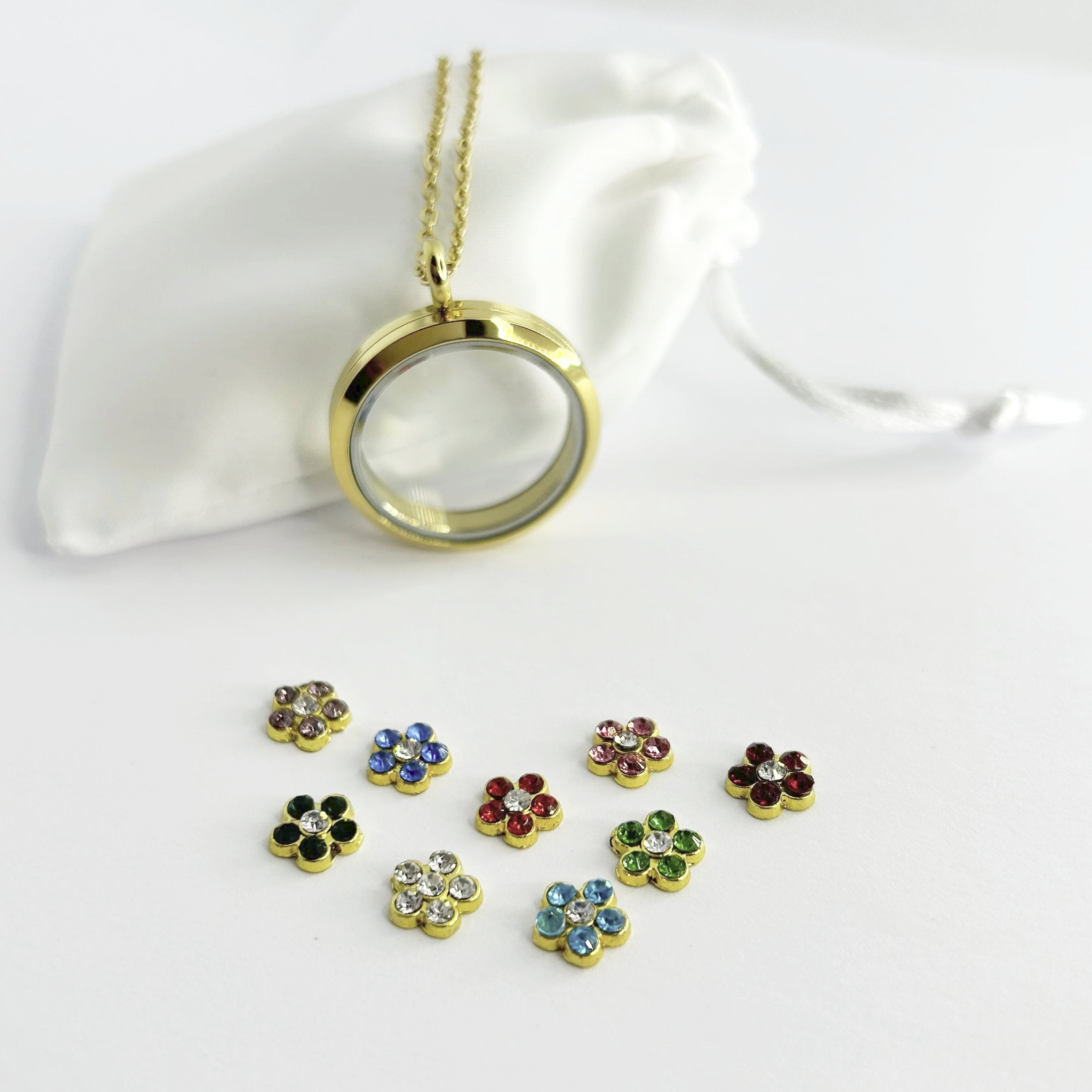 Floating Memories Medaillon, Floating Charms, Floating Medaillon, Hochzeitsmedaillon, Floating Memorys, Blumen Charms, Charmes, besonderes Geschenk, Erinnerung, persönliches Schmuckstück, schwebende Kette, schwebendes Medaillon, Hochzeit, Hochzeits-Villa, Hochzeitsgeschenk, Hochzeitsschmuck,
