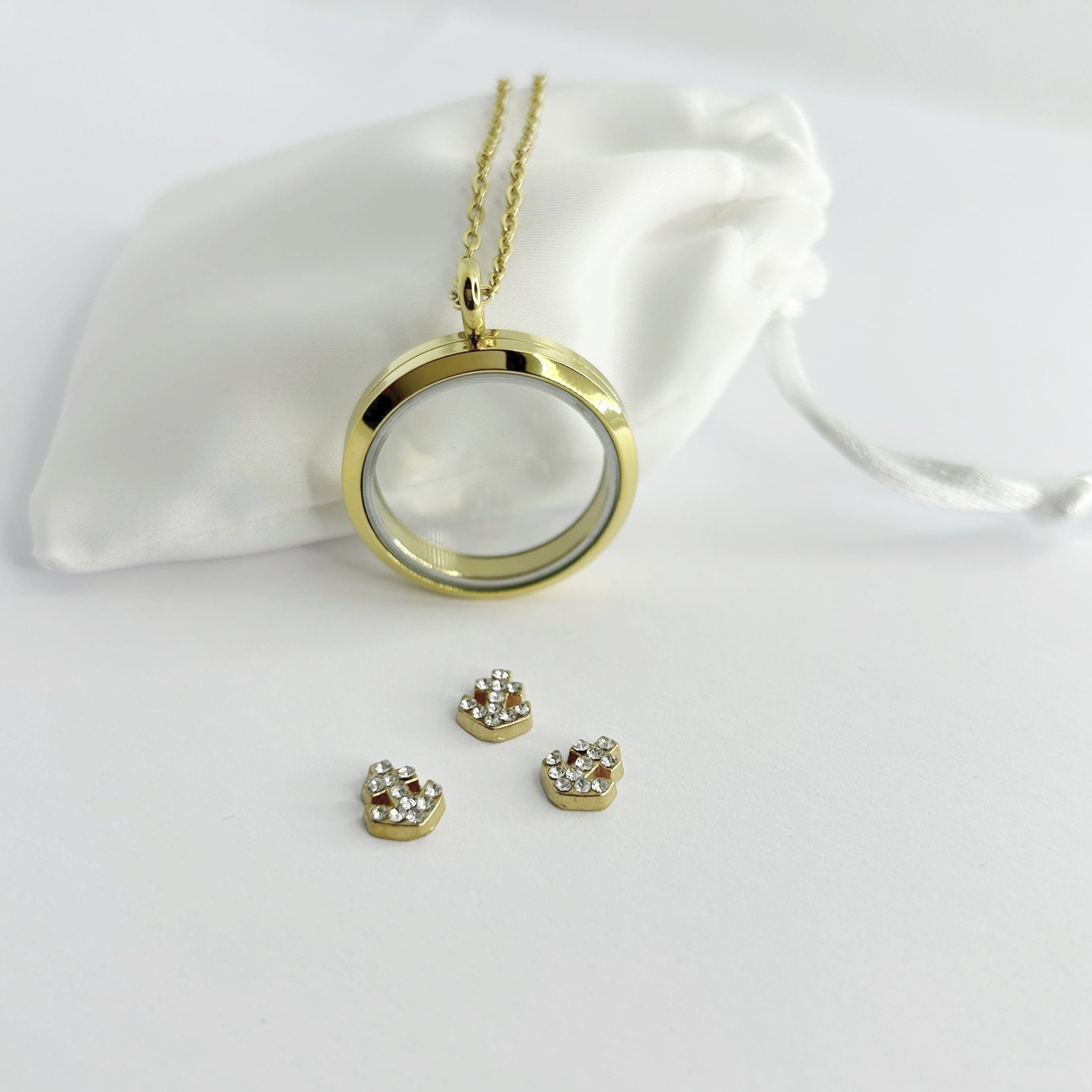 Floating Memories Medaillon, Floating Charms, Floating Medaillon, Hochzeitsmedaillon, Floating Memorys, Anker Charms, Charmes, besonderes Geschenk, Erinnerung, persönliches Schmuckstück, schwebende Kette, schwebendes Medaillon, Hochzeit, Hochzeits-Villa, Hochzeitsgeschenk, Hochzeitsschmuck,