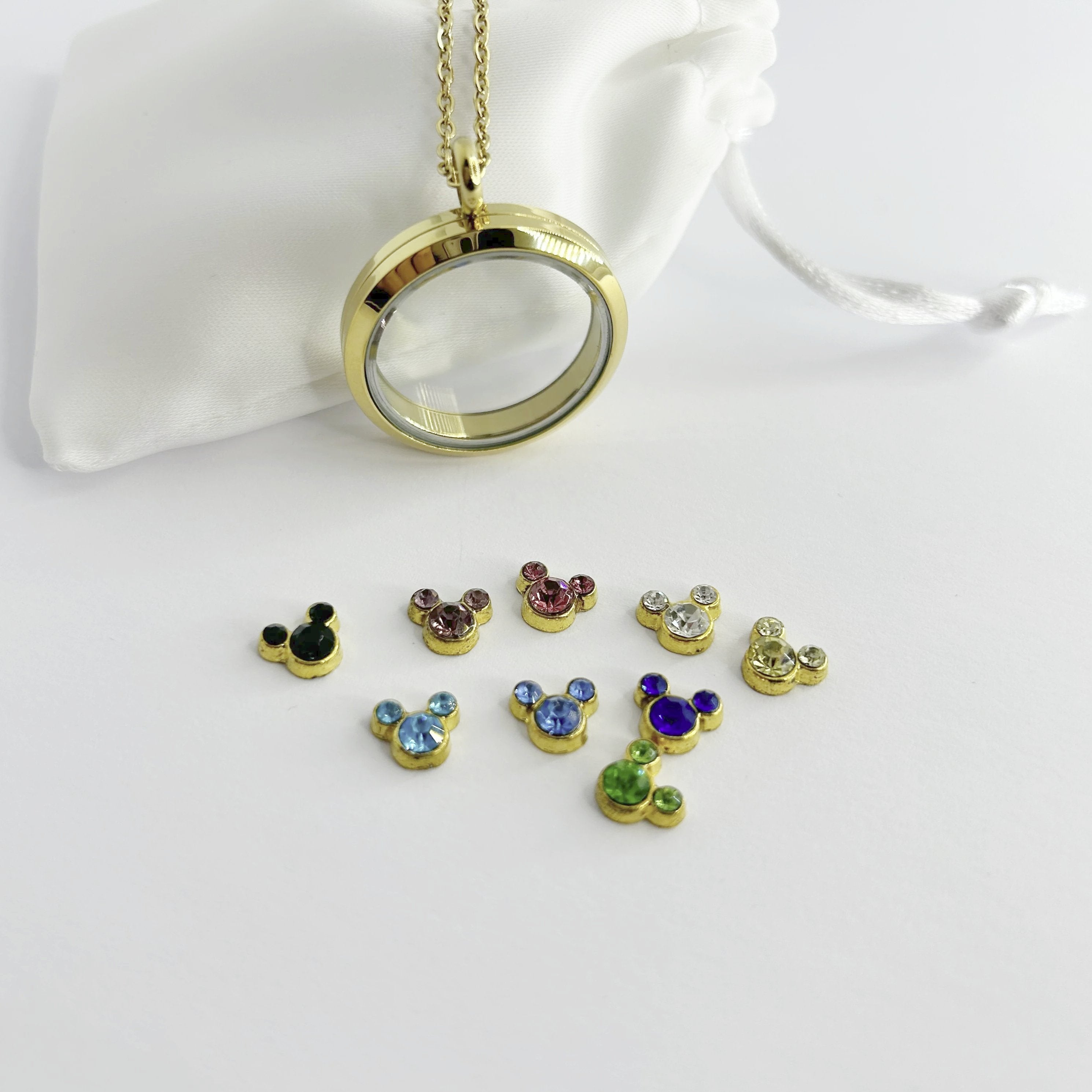 Floating Memories Medaillon, Floating Charms, Floating Medaillon, Hochzeitsmedaillon, Floating Memorys, Mouse Charms, Maus Charmes, Micky Mouse, Micky Maus Charms, besonderes Geschenk, Erinnerung, persönliches Schmuckstück, schwebende Kette, schwebendes Medaillon, Hochzeit, Hochzeits-Villa, Hochzeitsgeschenk, Hochzeitsschmuck,