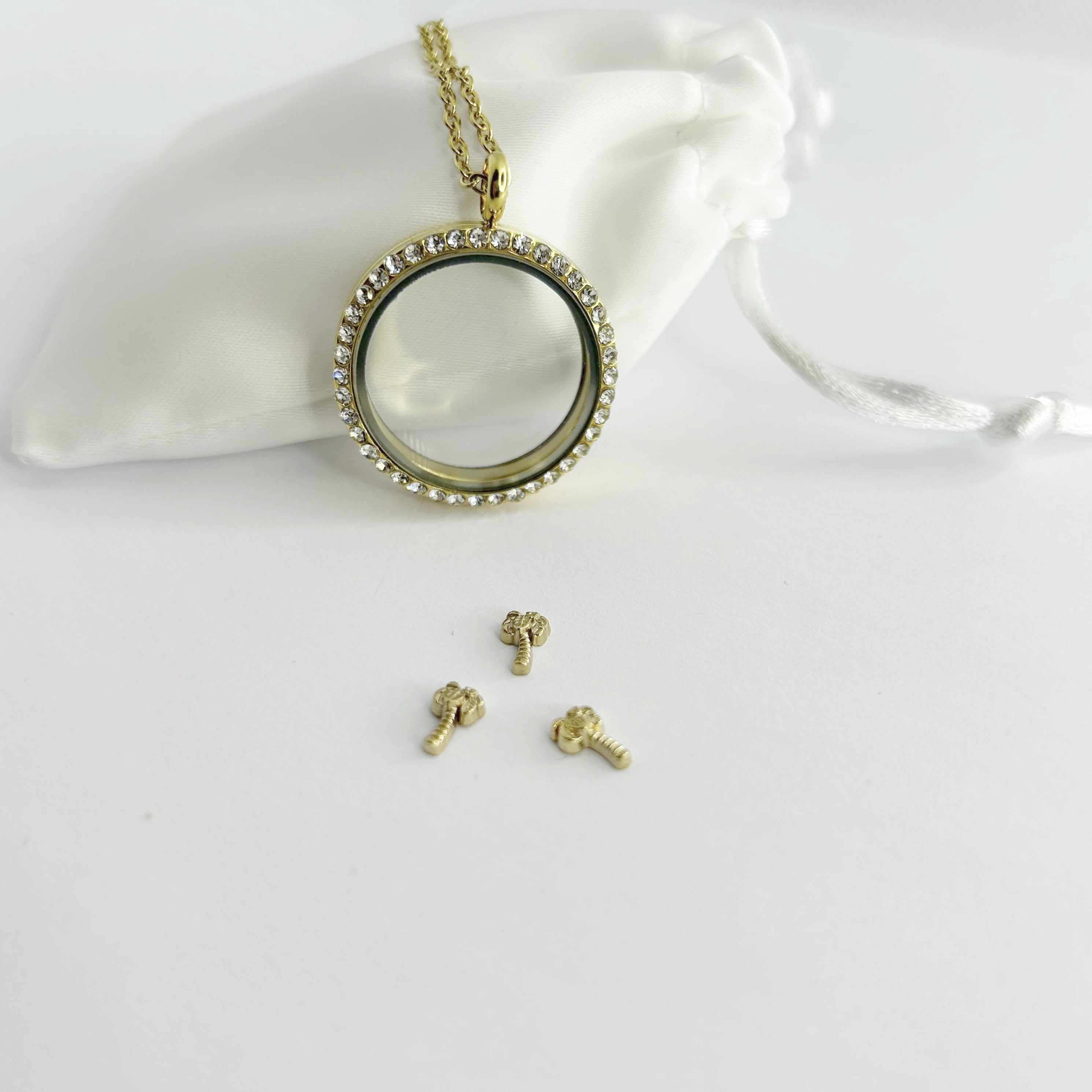 Floating Memories Medaillon, Floating Charms, Floating Medaillon, Hochzeitsmedaillon, Floating Memorys, Palme Charms, Charmes, Urlaub Charms, besonderes Geschenk, Erinnerung, persönliches Schmuckstück, schwebende Kette, schwebendes Medaillon, Hochzeit, Hochzeits-Villa, Hochzeitsgeschenk, Hochzeitsschmuck, Flitterwochen, 