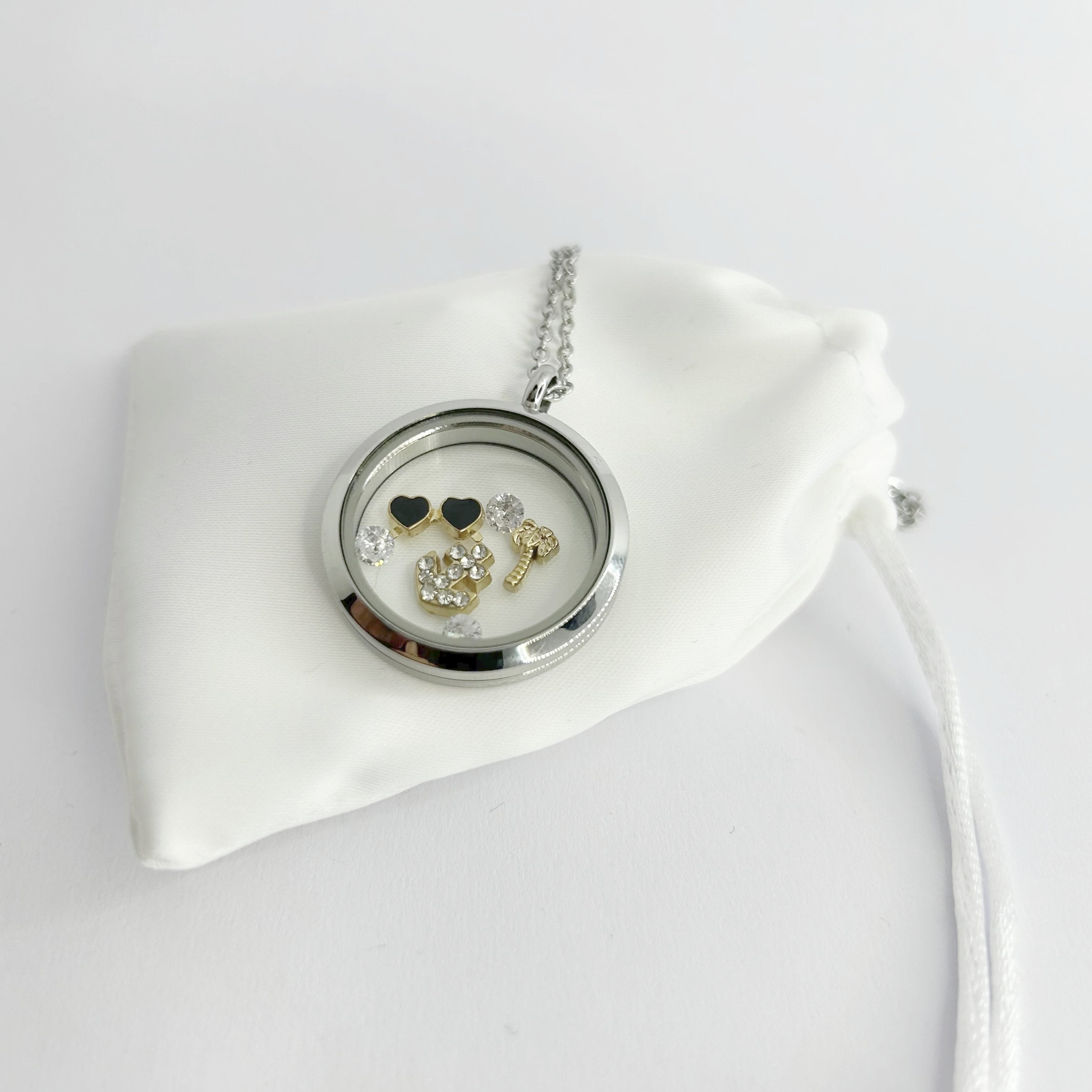 Floating Memories Medaillon, Floating Charms, Floating Medaillon, Hochzeitsmedaillon, Floating Memorys, Palme Charms, Charmes, Urlaub Charms, besonderes Geschenk, Erinnerung, persönliches Schmuckstück, schwebende Kette, schwebendes Medaillon, Hochzeit, Hochzeits-Villa, Hochzeitsgeschenk, Hochzeitsschmuck, Flitterwochen, 