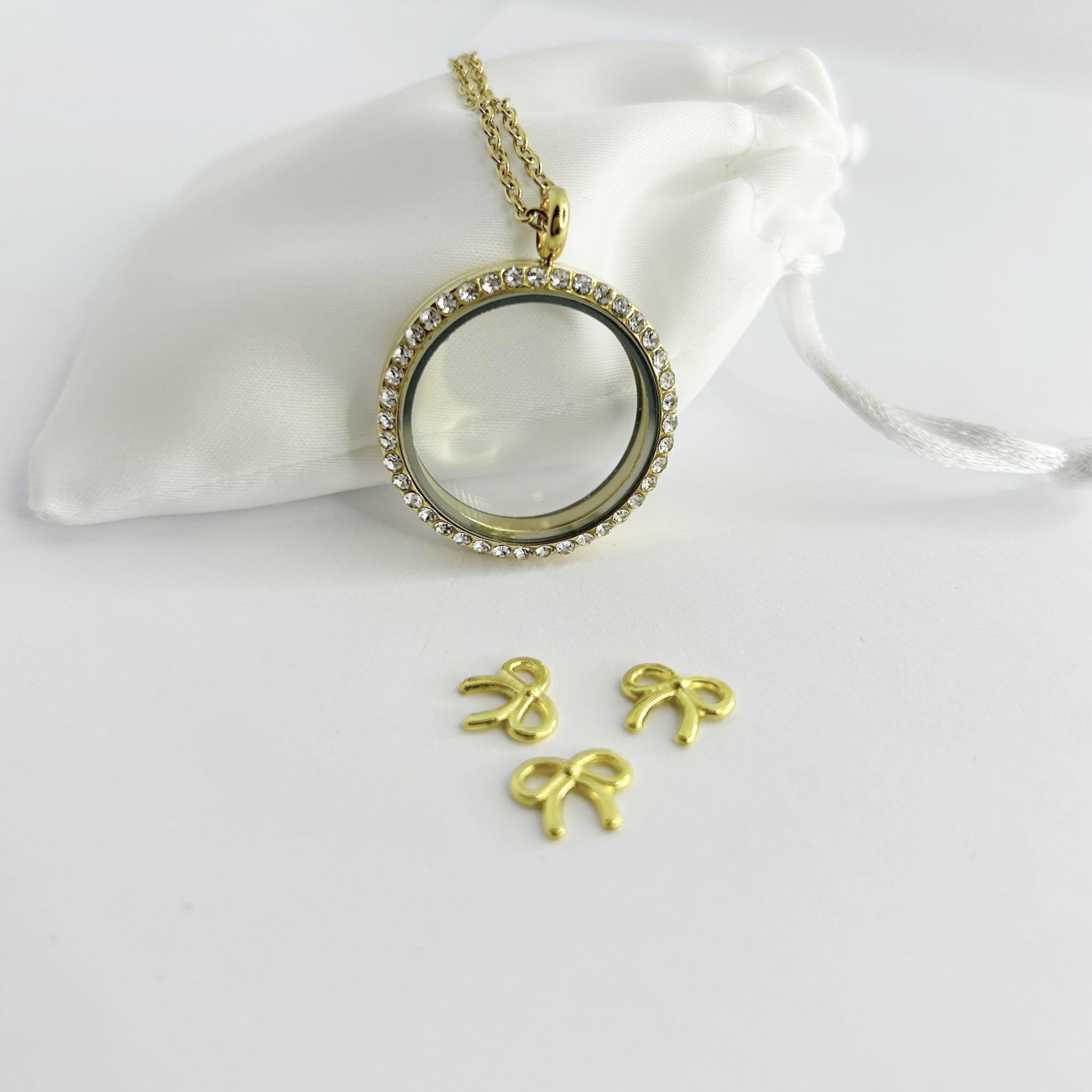 Floating Memories Medaillon, Floating Charms, Floating Medaillon, Hochzeitsmedaillon, Floating Memorys, Schleife Charms, Charmes, Geschenk Charms, besonderes Geschenk, Erinnerung, persönliches Schmuckstück, schwebende Kette, schwebendes Medaillon, Hochzeit, Hochzeits-Villa, Hochzeitsgeschenk, Hochzeitsschmuck, 