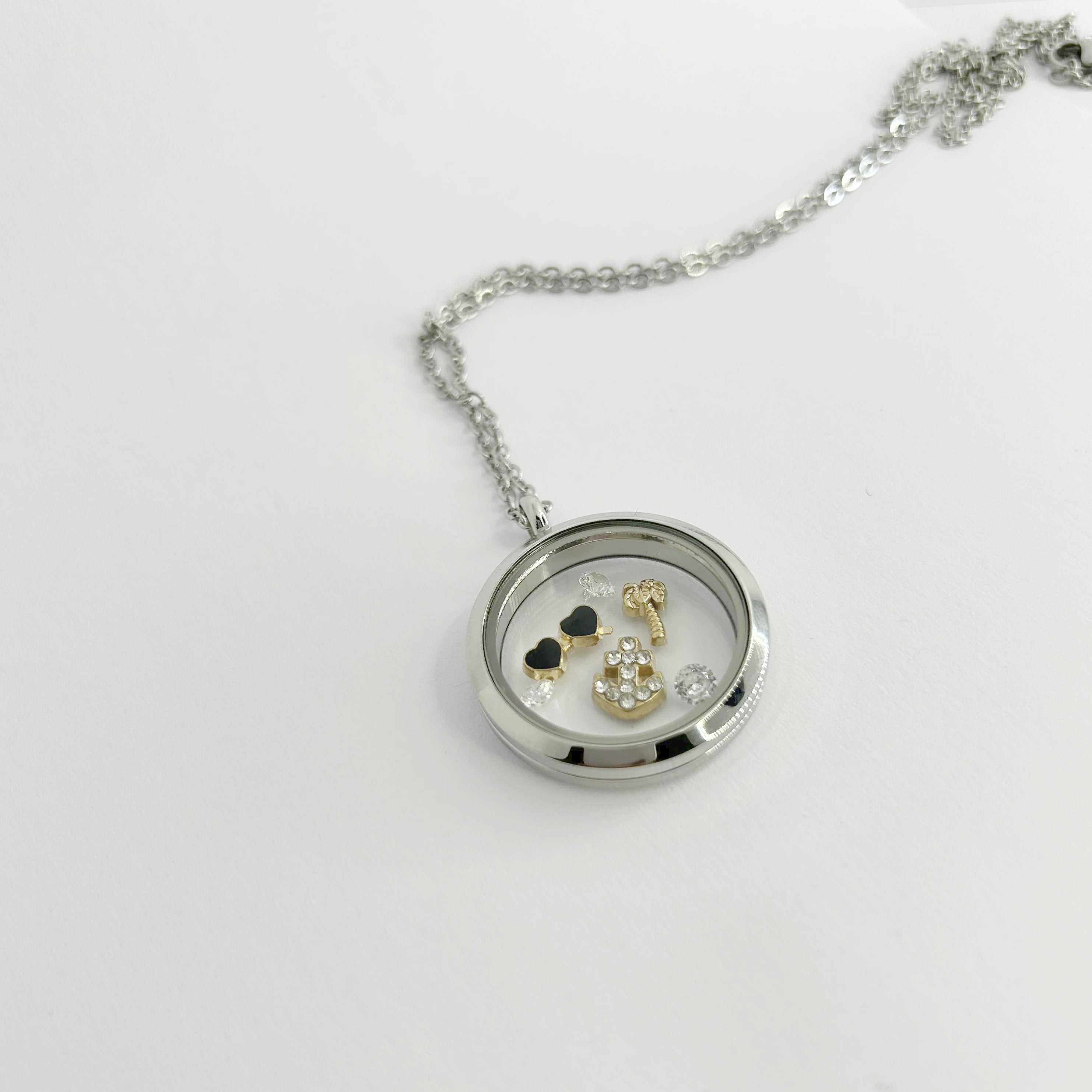 Floating Memories Medaillon, Floating Charms, Floating Medaillon, Hochzeitsmedaillon, Floating Memorys, Palme Charms, Charmes, Urlaub Charms, besonderes Geschenk, Erinnerung, persönliches Schmuckstück, schwebende Kette, schwebendes Medaillon, Hochzeit, Hochzeits-Villa, Hochzeitsgeschenk, Hochzeitsschmuck, Flitterwochen, 