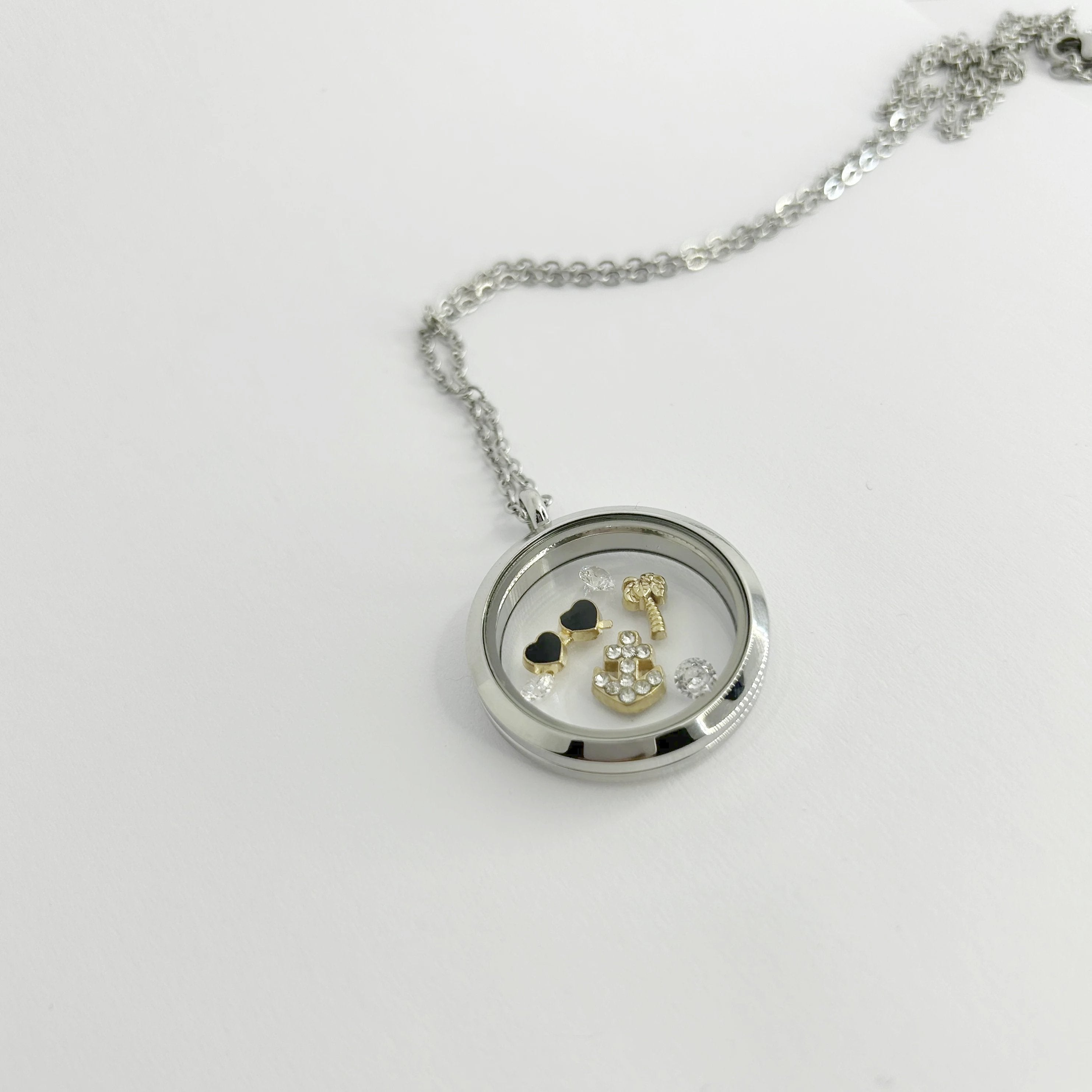 Floating Memories Medaillon, Floating Charms, Floating Medaillon, Hochzeitsmedaillon, Floating Memorys, Sonnenbrille Charms, Herzsonnenbrille Charmes, besonderes Geschenk, Erinnerung, persönliches Schmuckstück, schwebende Kette, schwebendes Medaillon, Hochzeit, Hochzeits-Villa, Hochzeitsgeschenk, Hochzeitsschmuck, Wedding Charms, JGA, Junggesellinabschied, JGA Girls, Flitterwochen, Erinnerung Sommerurlaub